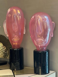 Coppia di sculture moderniste in vetro di Murano rosa a forma di testa in stile Picasso, 1980