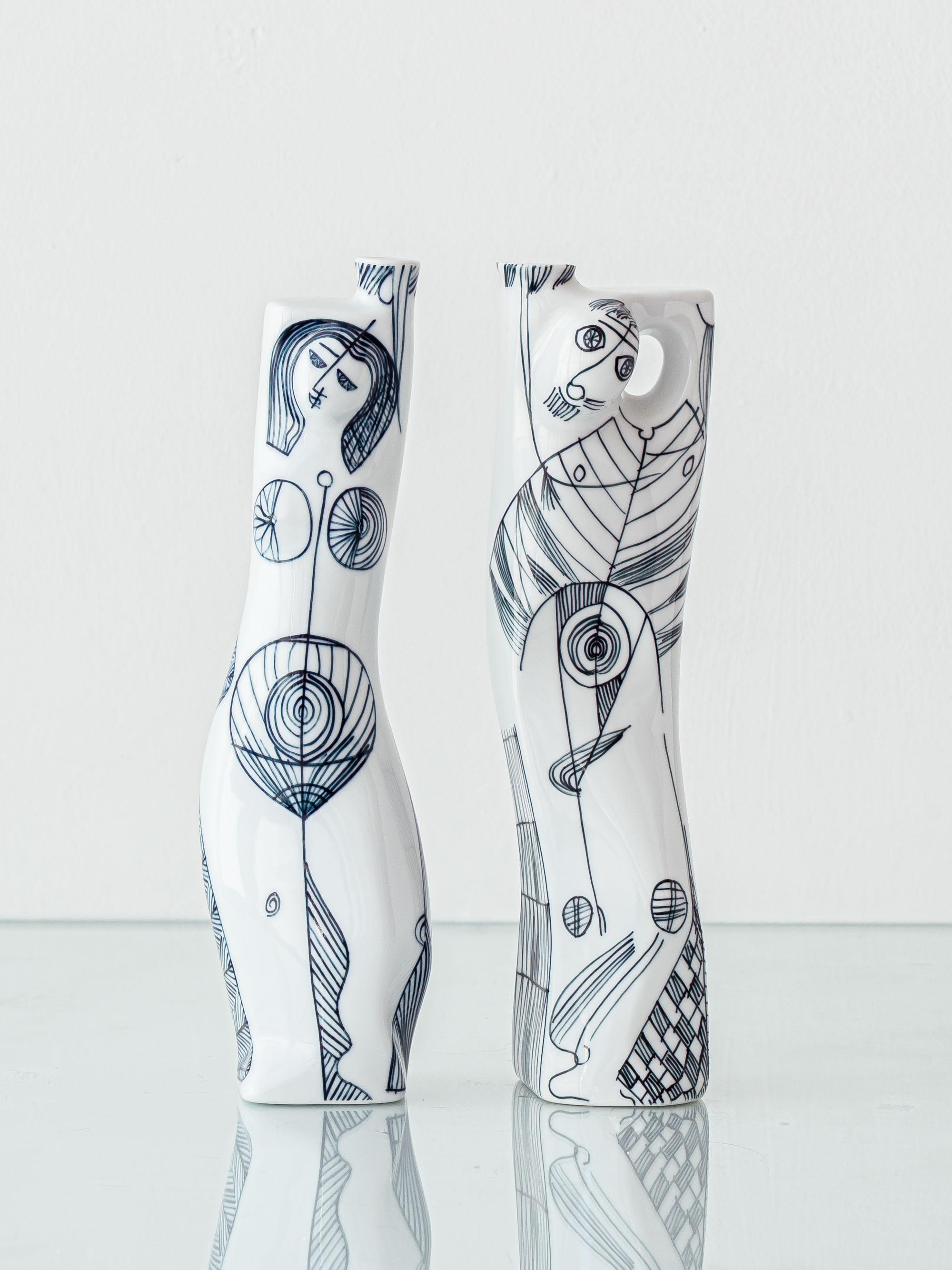 Coppia di vasi figurati modernisti in porcellana di Sargadelos, Spagna, disegnati da Isaac Díaz Pardo negli anni '70, anche se questa coppia risale probabilmente agli anni 2000. La coppia antropomorfa - maschio e femmina - è dipinta a mano con
