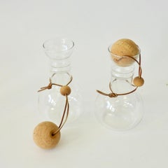 Paire de carafes modernistes en verre Pyrex avec bouchons en liège reliés par du cuir