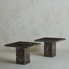 Ein Paar modernistische Beistelltische aus rotem Rosso Levanto-Marmor, Italien, 20. Jahrhundert