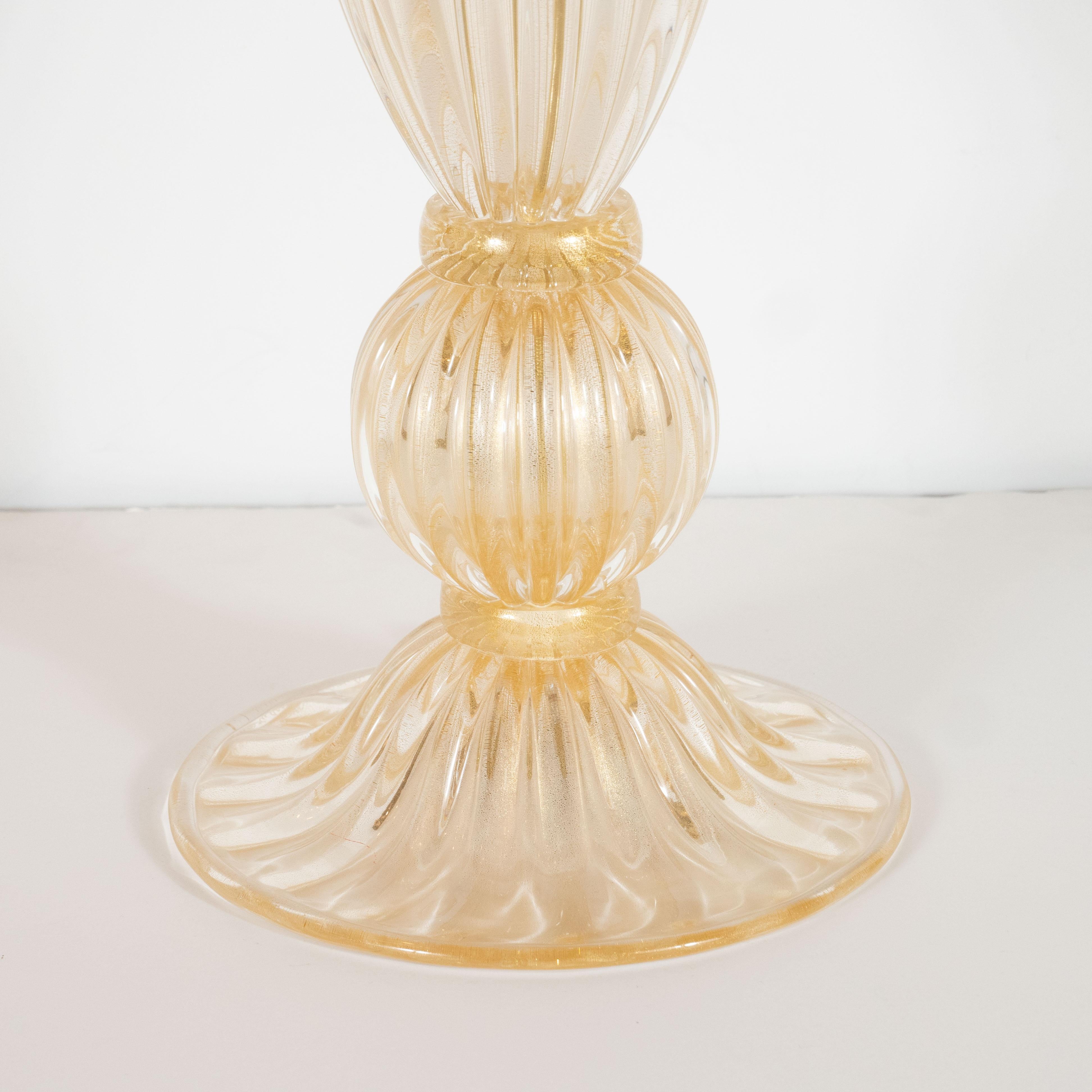 Moderne Paire de lampes de bureau modernistes en verre cannelé translucide avec touches d'or 24 carats en vente