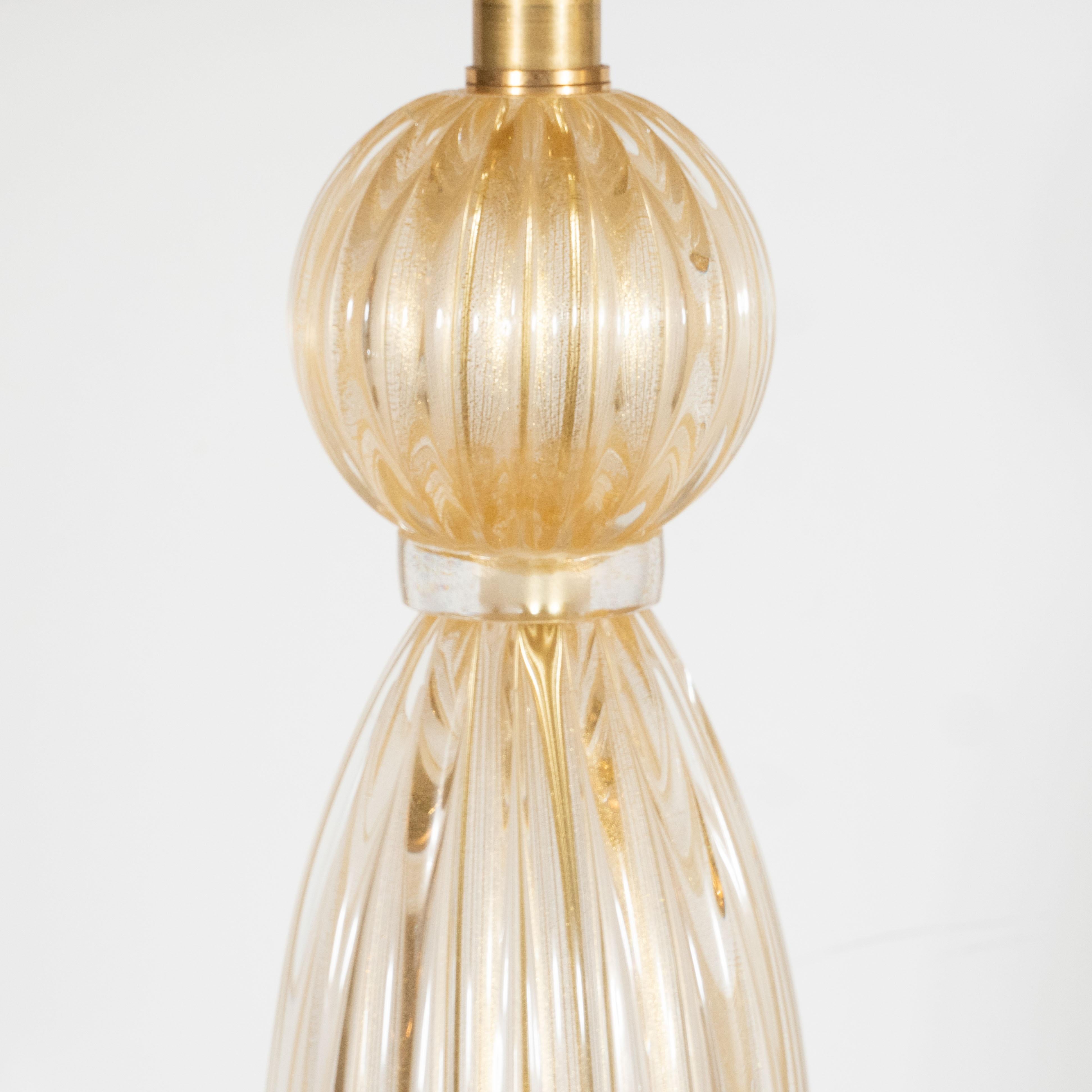 italien Paire de lampes de bureau modernistes en verre cannelé translucide avec touches d'or 24 carats en vente