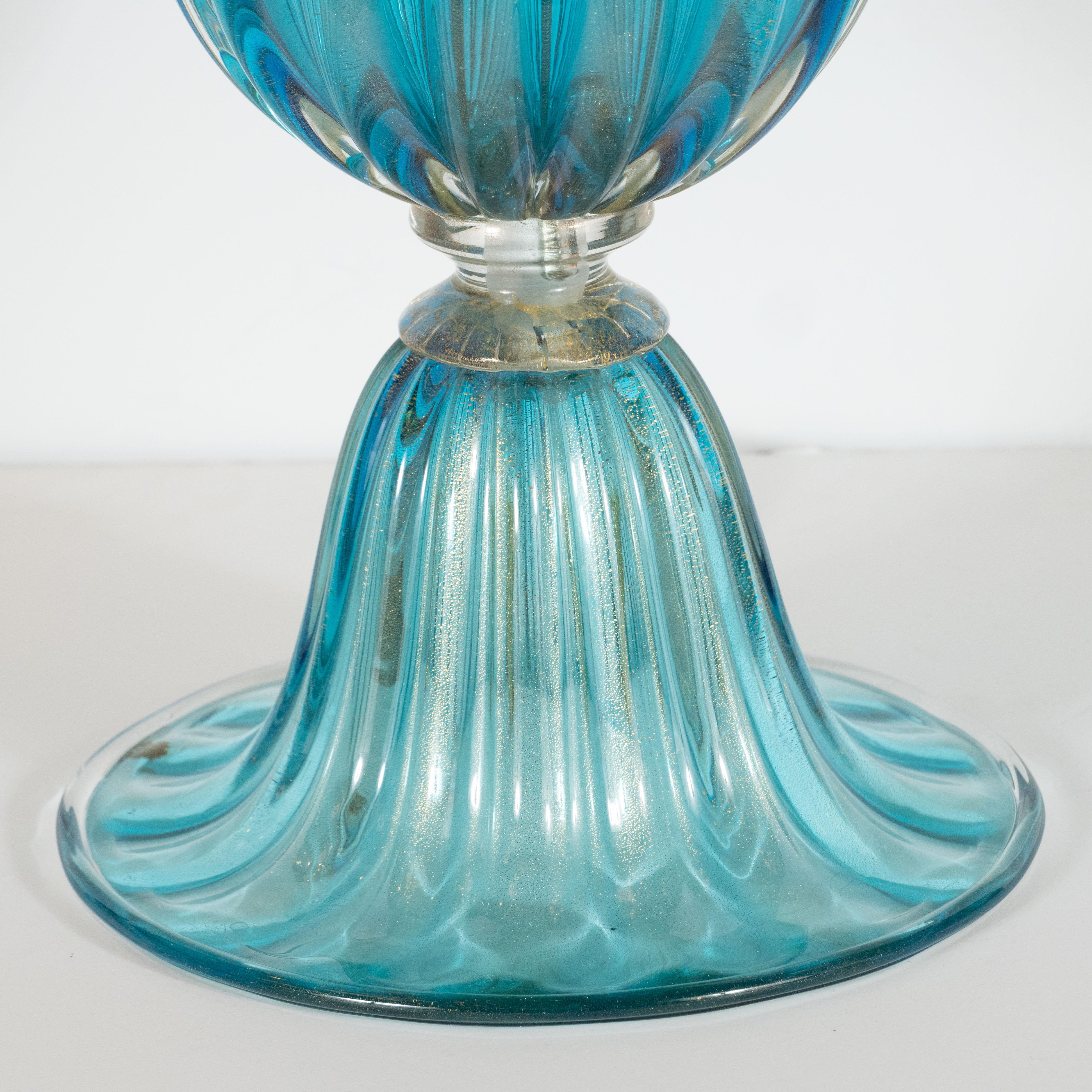Pareja de lámparas de sobremesa modernistas acanaladas y con bandas de turquesa con motas de oro de 24 quilates Moderno en venta