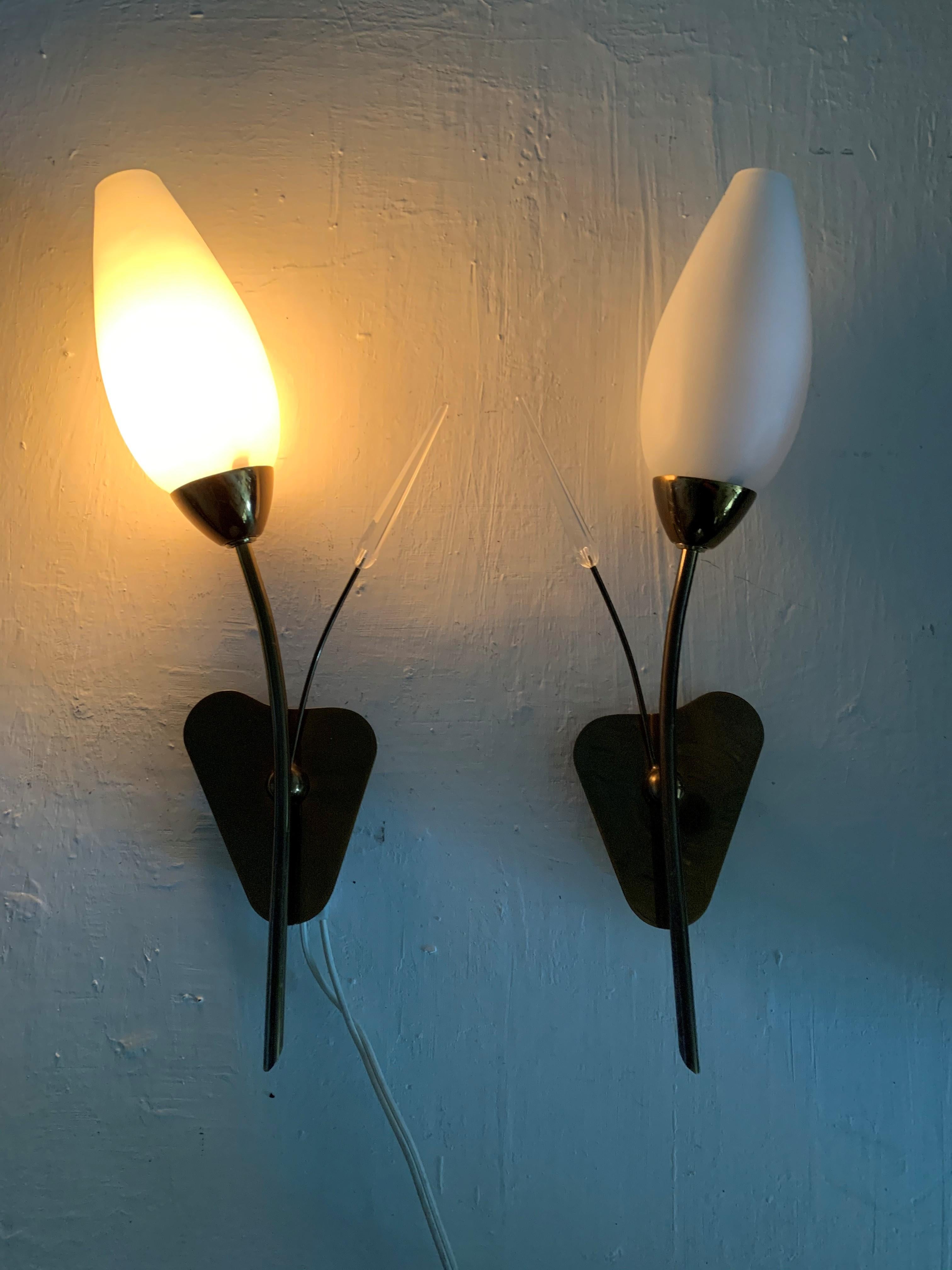 Paire d'appliques modernistes attribuées à la Maison Arlus en laiton et verre opalin en vente 7