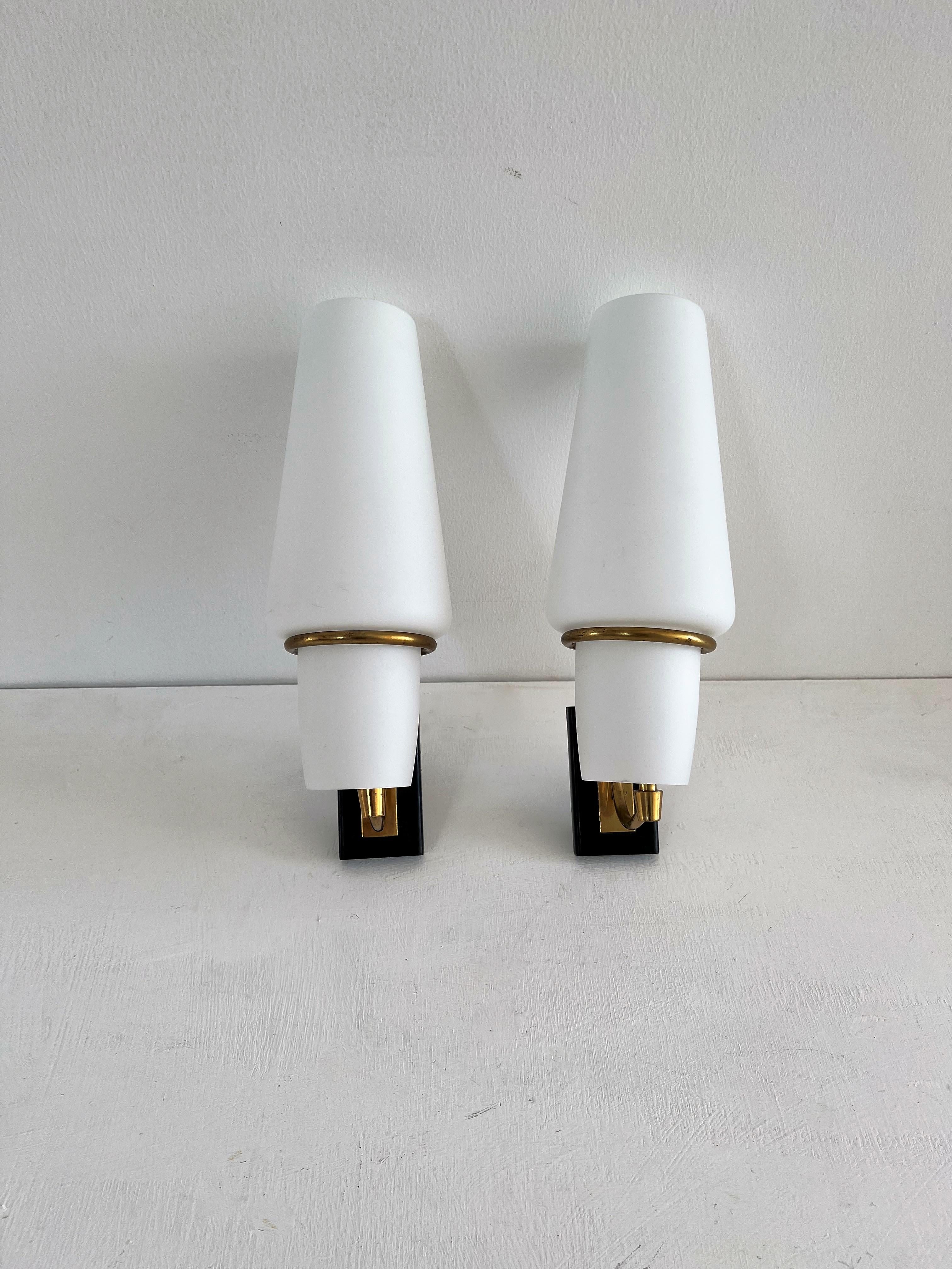 Mid-Century Modern sconce or wall light attributed to Maison Arlus in brass, lacquered metal and opaline glass.
Made in France, circa 1950s.
  