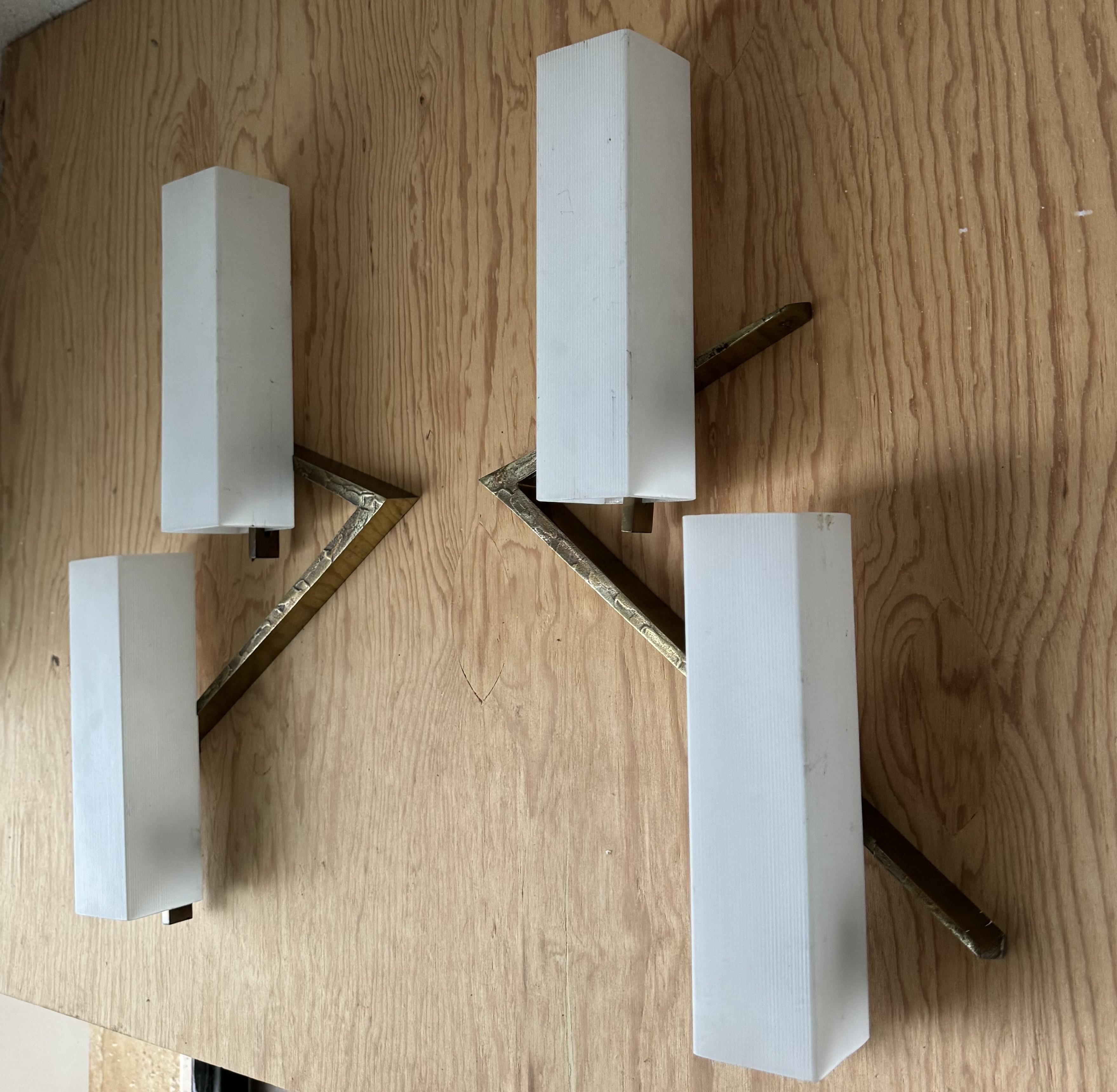 Mid-Century moderno Coppia di applique moderniste di Arlus in bronzo e vetro opalino, Francia, anni '60 in vendita
