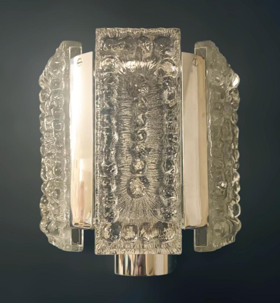 Applique moderniste italiane con pannelli in vetro di Murano trasparente e testurizzato montati su telai cromati / Made in Italy circa 1960
Misure: Altezza 9 pollici, larghezza 8 pollici, profondità 5 pollici
2 luci / tipo E12 o E14 / max 40W