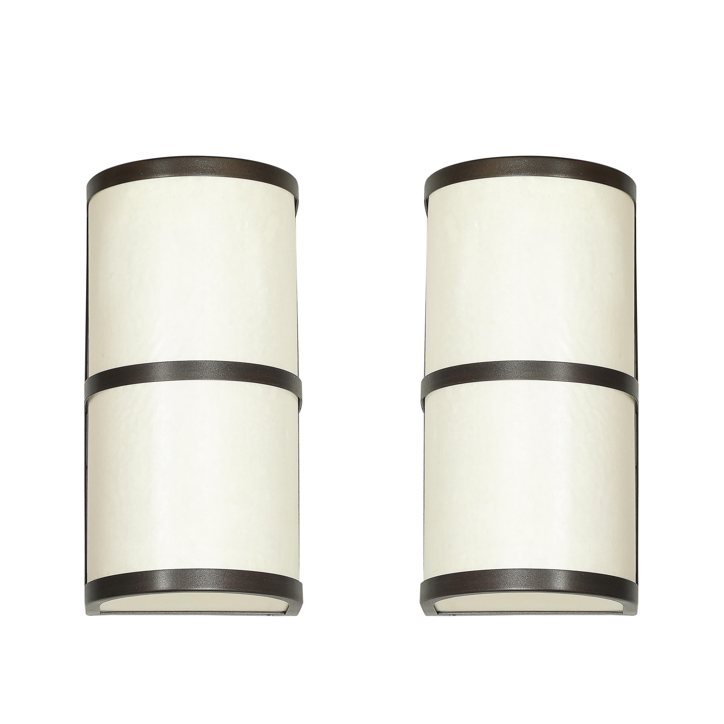 Moderno Coppia di appliques moderniste in Vellum e Bronzo strofinato a olio firmate John Wigmore in vendita