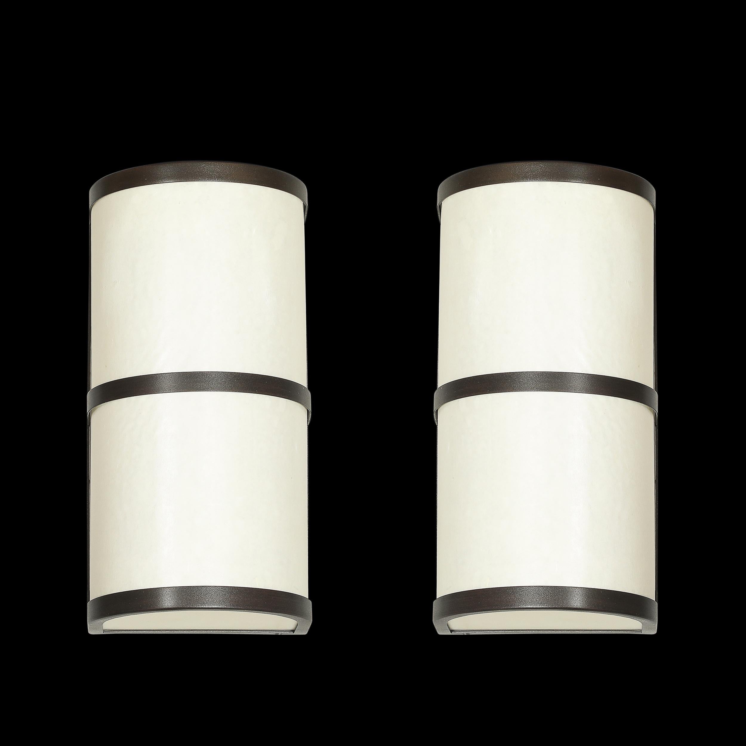 Americano Coppia di appliques moderniste in Vellum e Bronzo strofinato a olio firmate John Wigmore in vendita