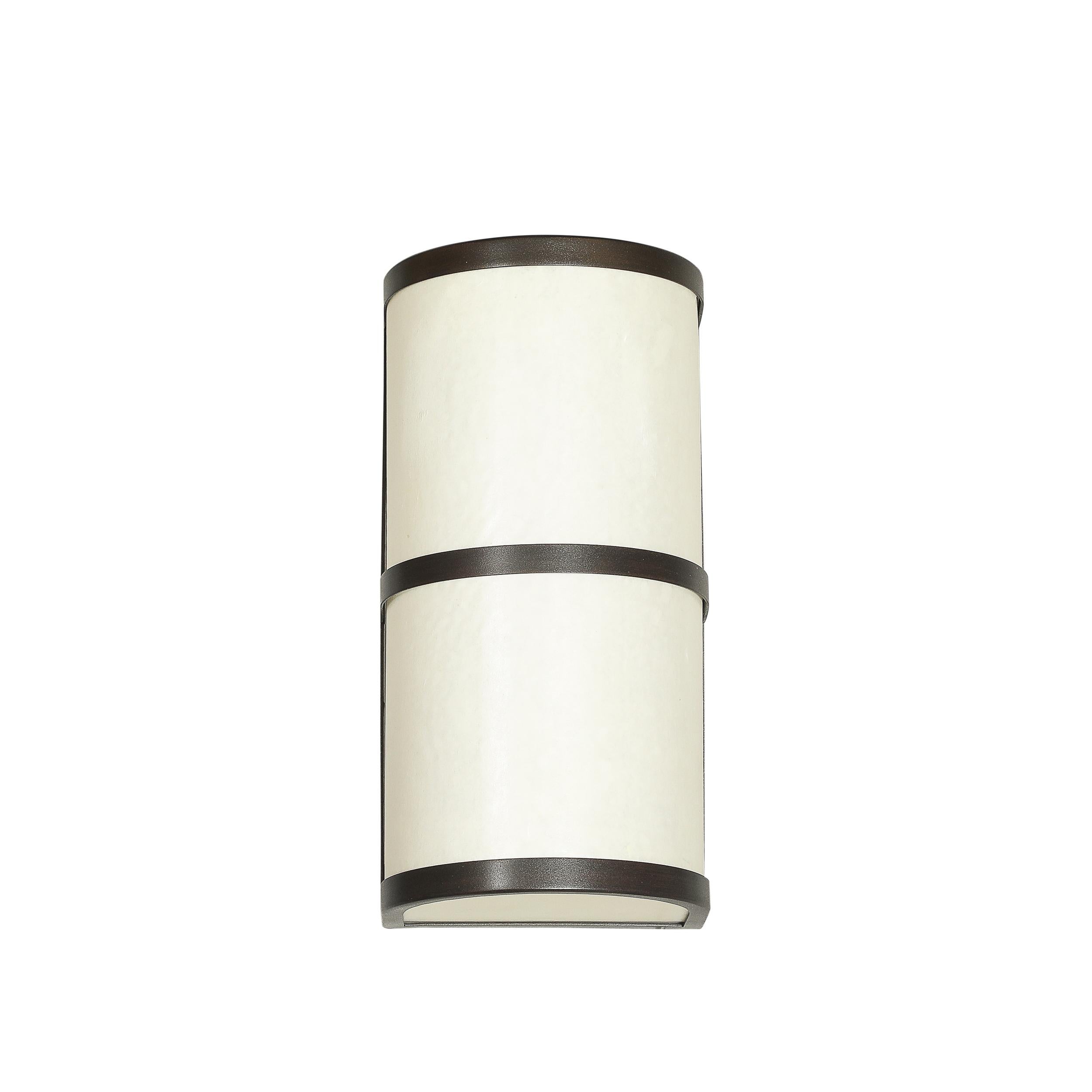 Coppia di appliques moderniste in Vellum e Bronzo strofinato a olio firmate John Wigmore In condizioni ottime in vendita a New York, NY