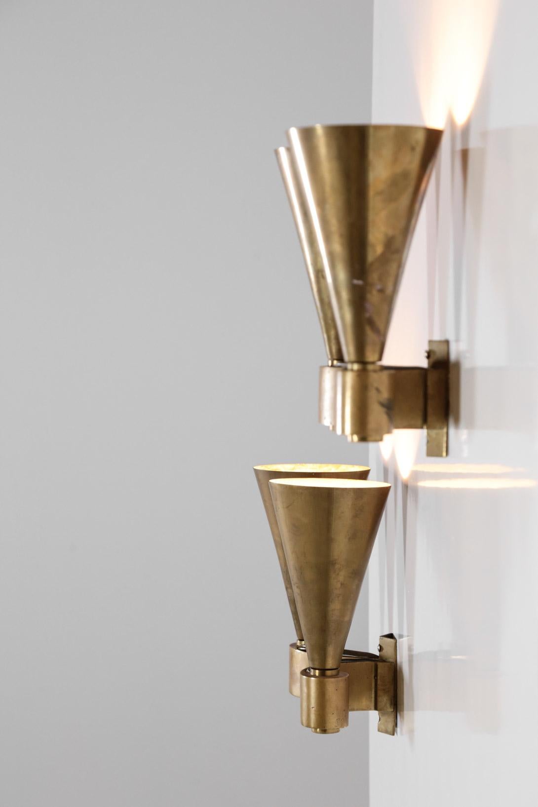 Really nice pair of wall lights in gilt bronze and brass in the style of Jacques Quinet. 
Great patina.
B22 bulb.