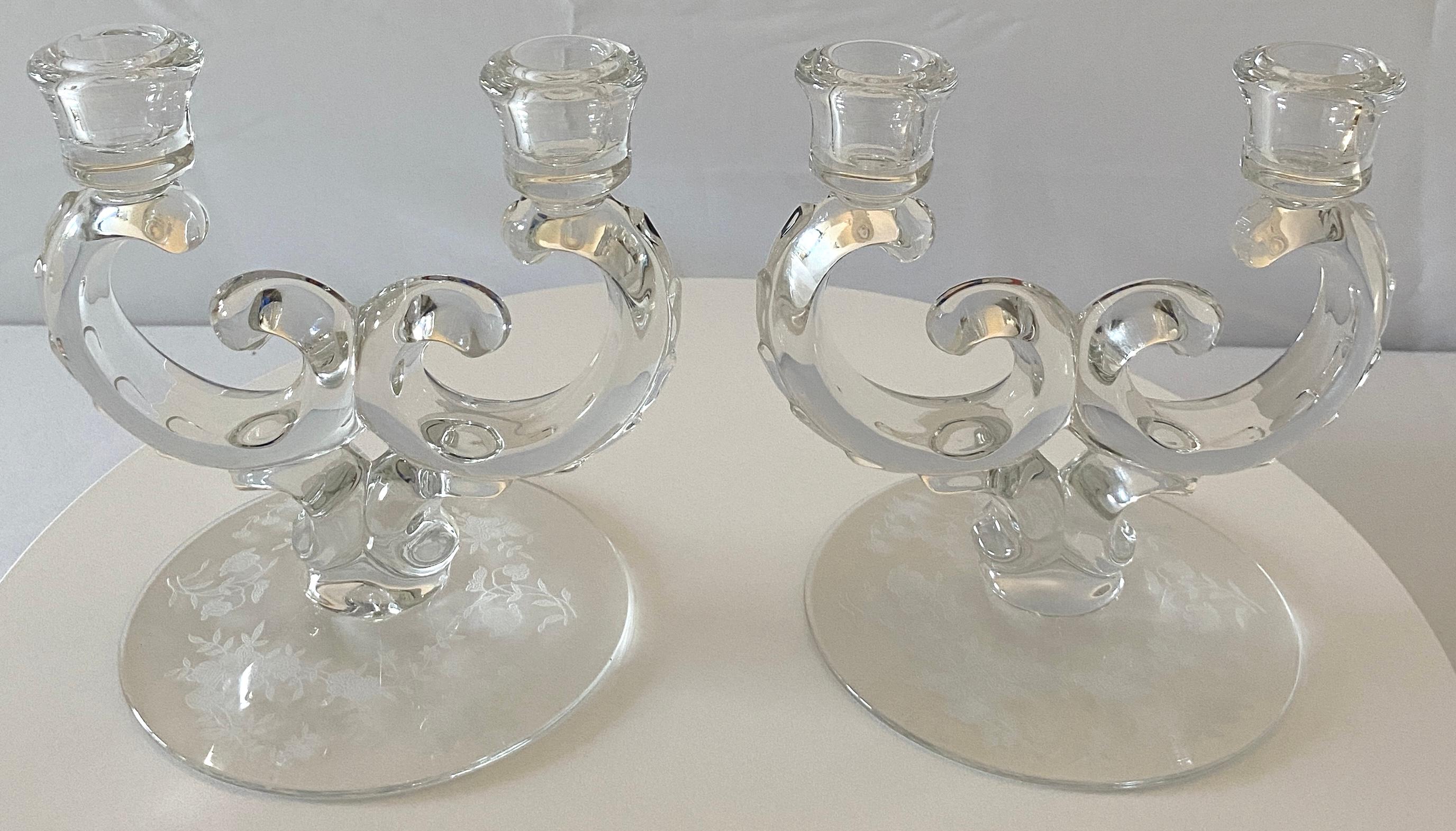Ein Paar modernistische Kerzenständer aus geformtem Glas mit geätztem rundem Sockel (Organische Moderne)
