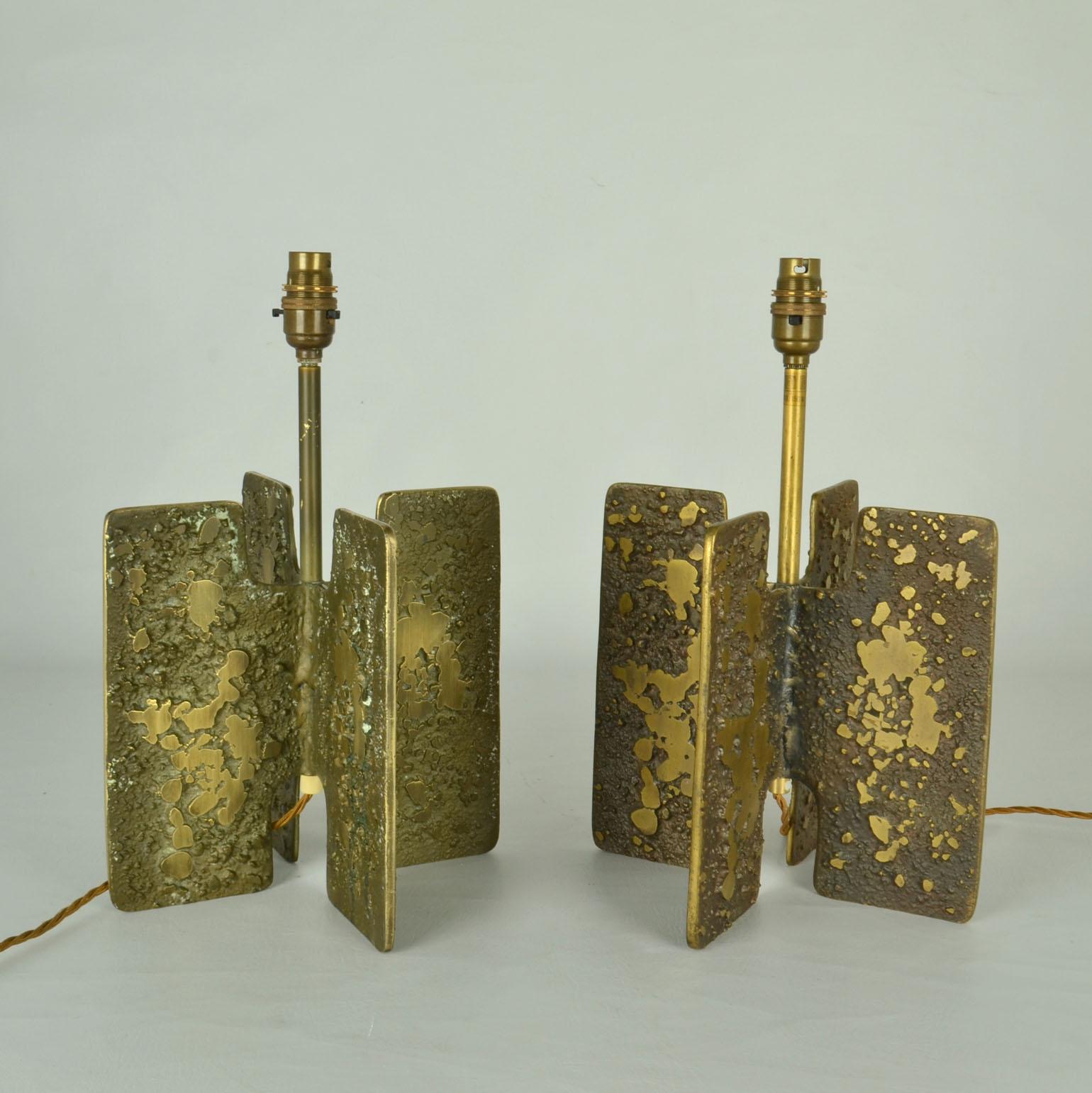 Mid-Century Modern Pair of Modernist Sculptural Extruded Cross Bronze Table Lamps For Sale