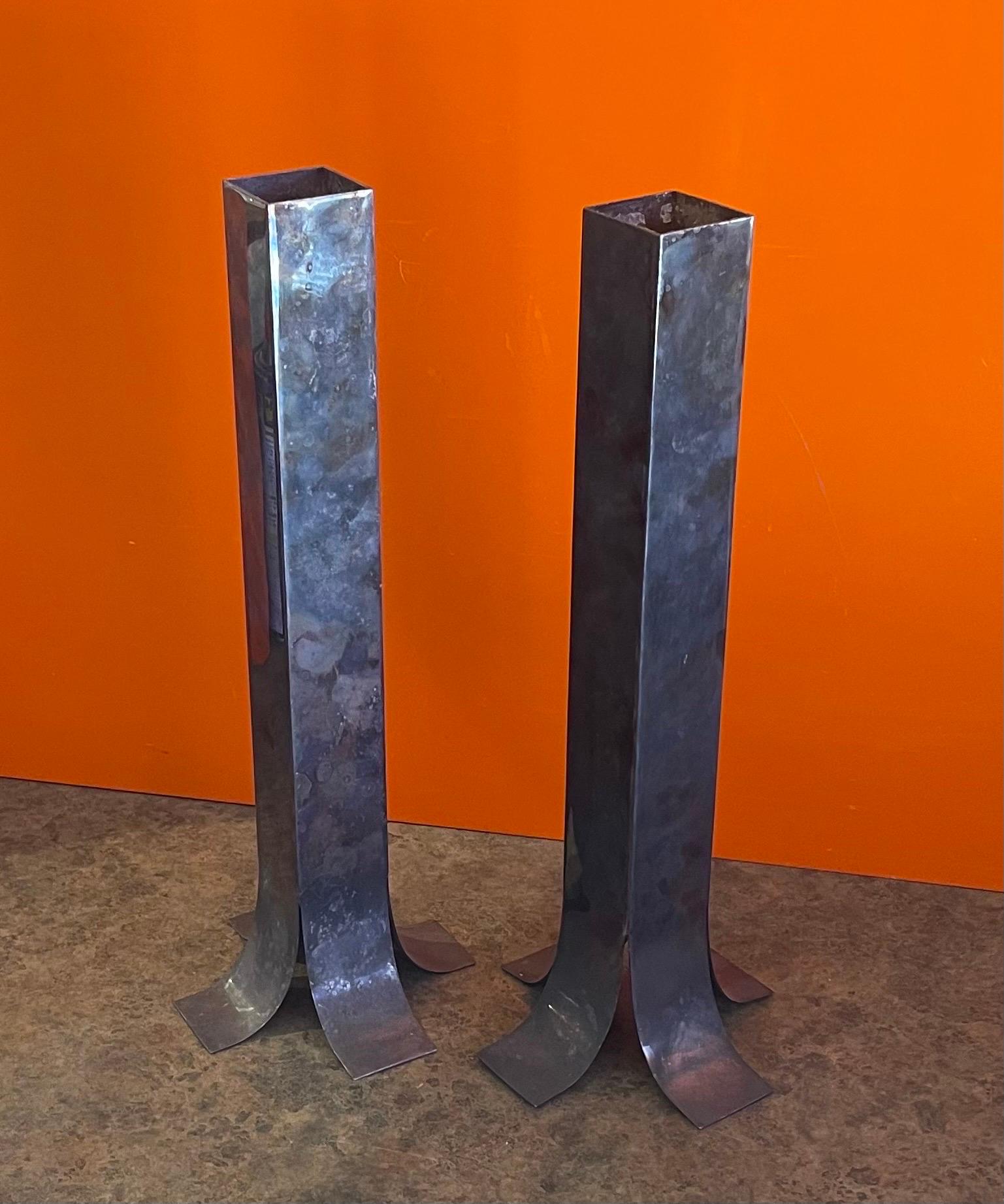 Argentin Paire de bougeoirs/vases en métal argenté moderniste par Plata Lappas en vente