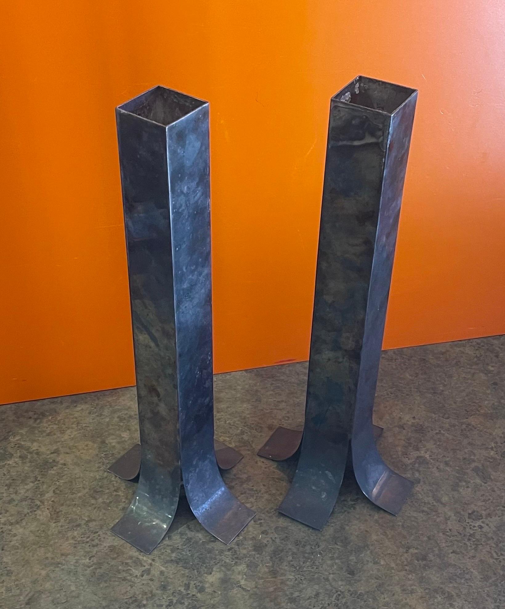 Paire de bougeoirs/vases en métal argenté moderniste par Plata Lappas Bon état - En vente à San Diego, CA