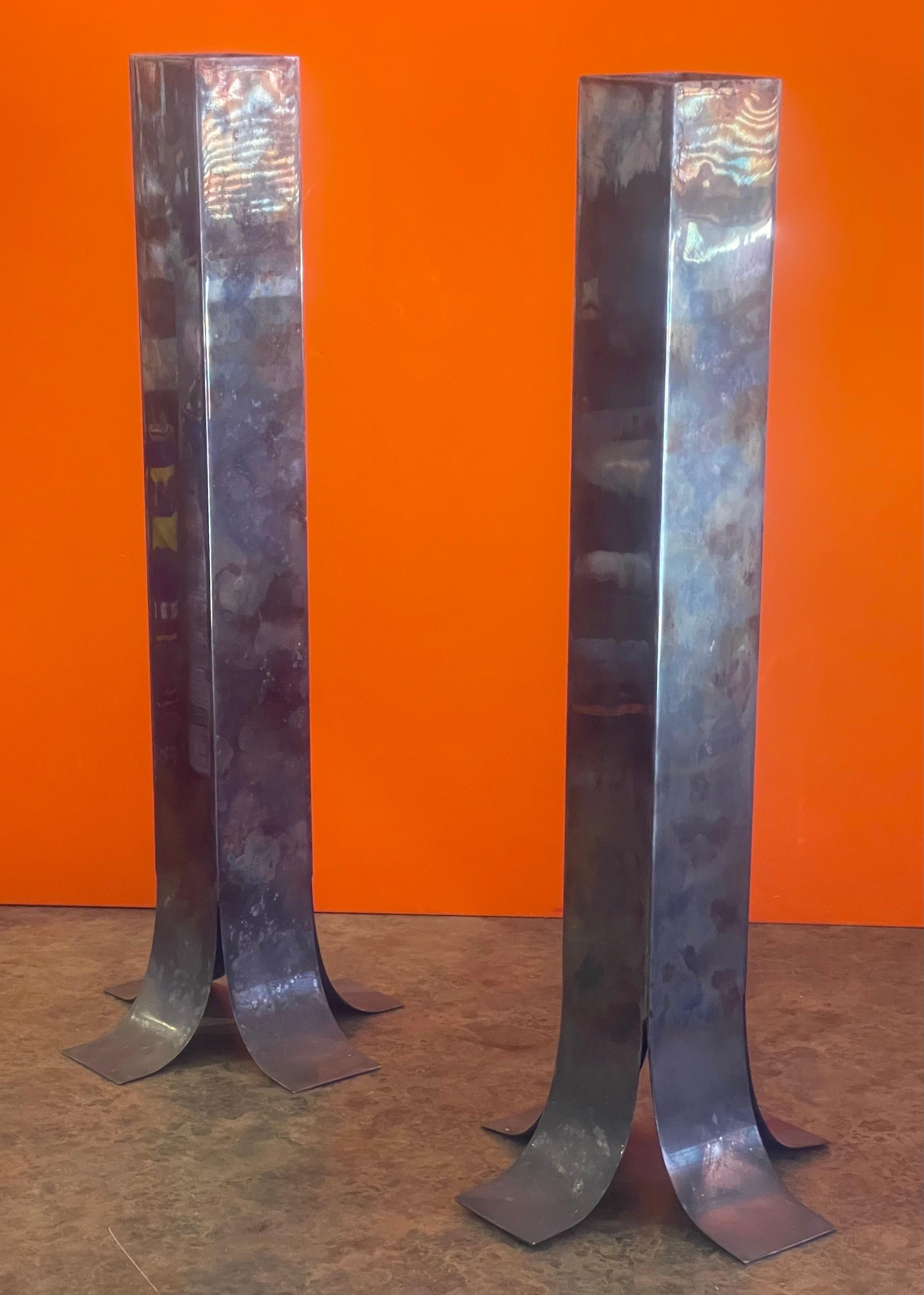 20ième siècle Paire de bougeoirs/vases en métal argenté moderniste par Plata Lappas en vente
