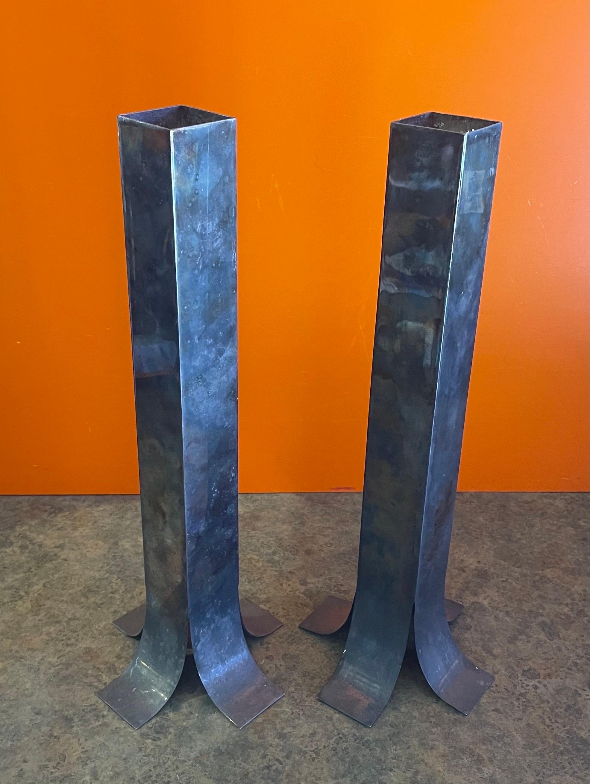 Plaqué argent Paire de bougeoirs/vases en métal argenté moderniste par Plata Lappas en vente