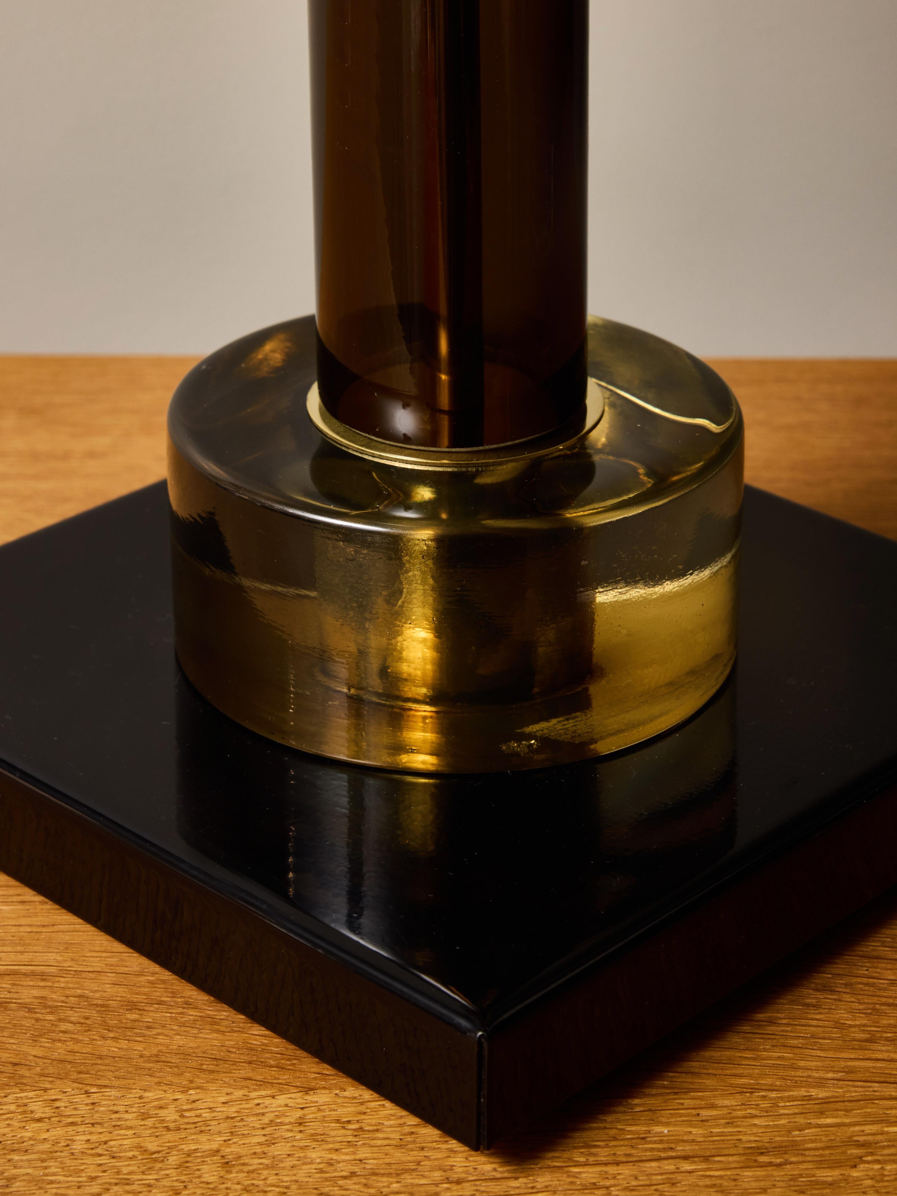 Paire de lampes de table modernes en verre fumé avec accents de sphères noires en vente 3