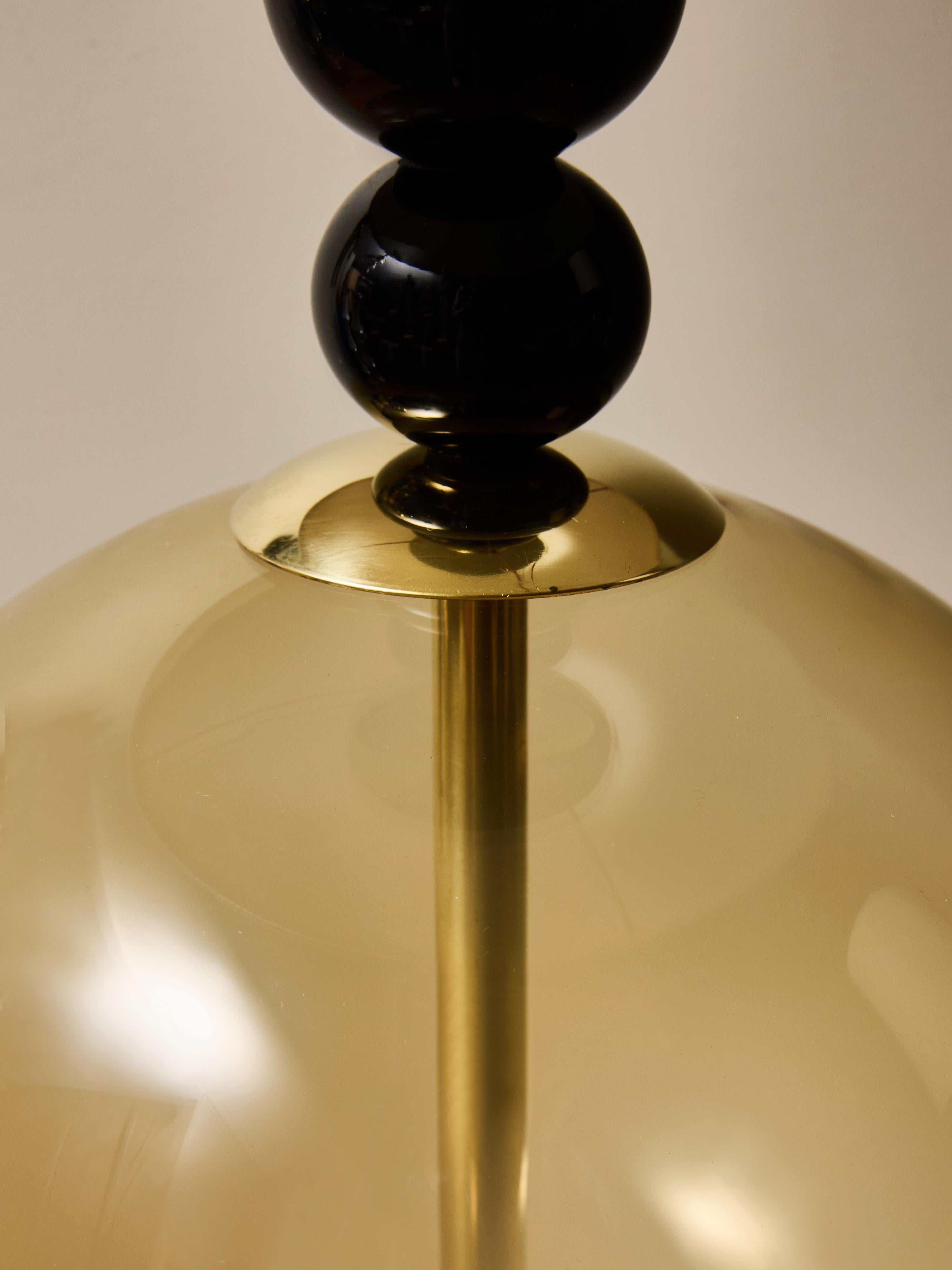 Paire de lampes de table modernes en verre fumé avec accents de sphères noires en vente 4