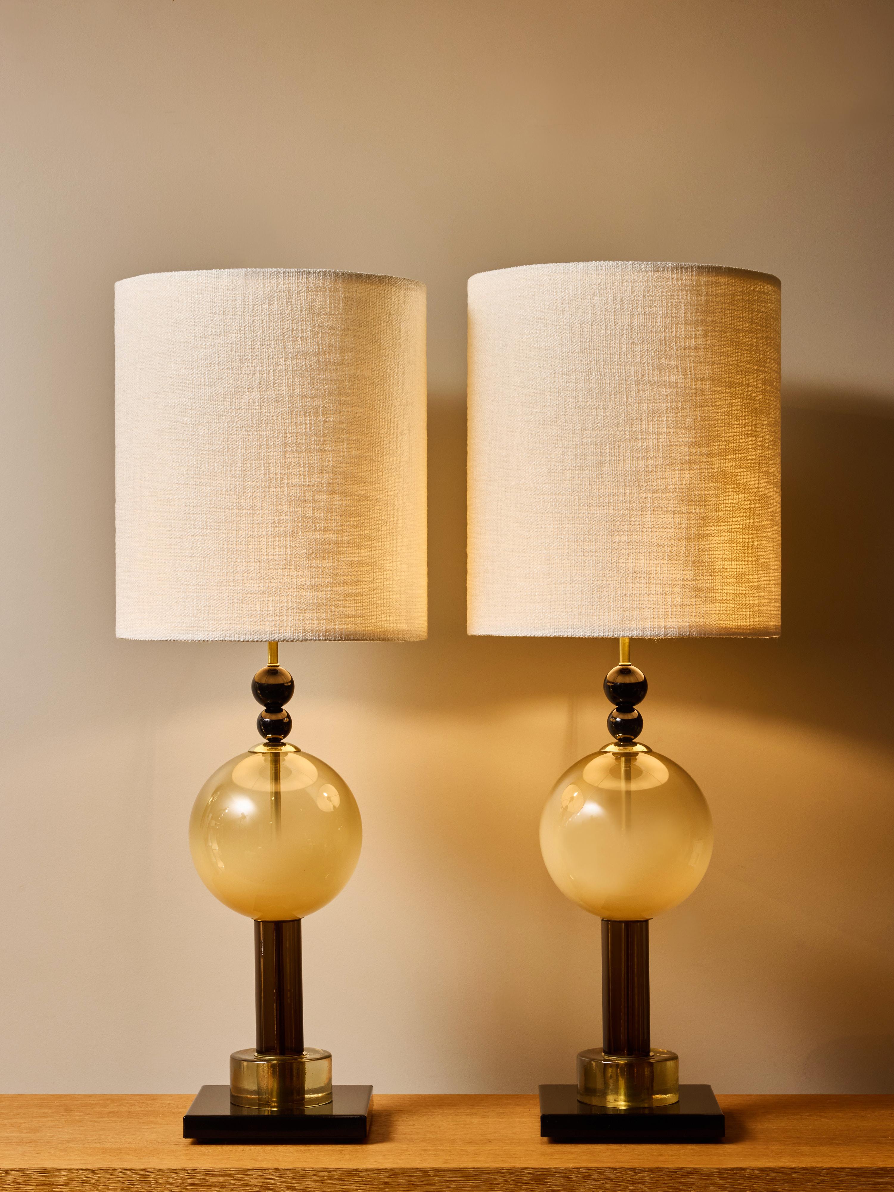 Mid-Century Modern Paire de lampes de table modernes en verre fumé avec accents de sphères noires en vente