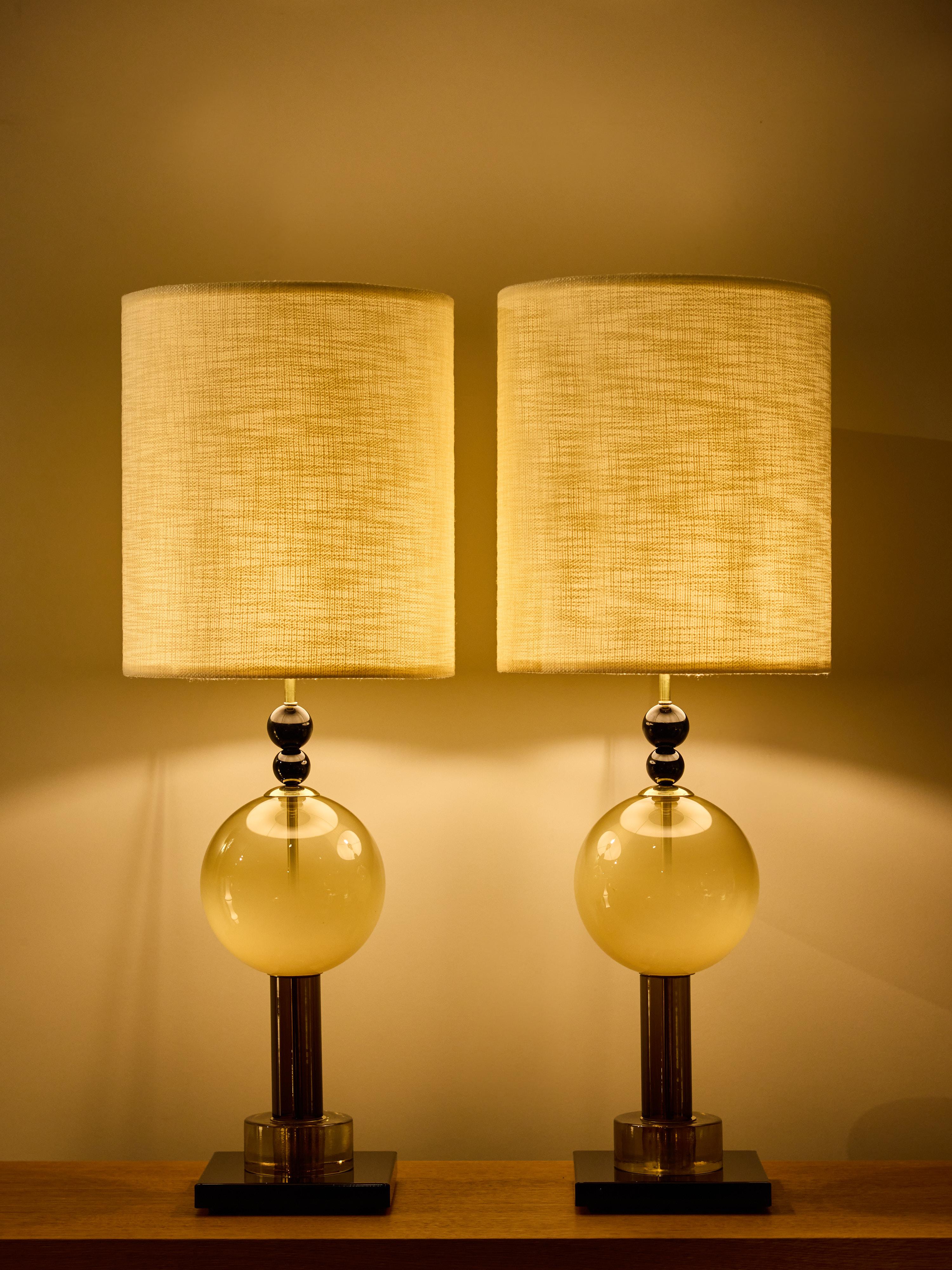 italien Paire de lampes de table modernes en verre fumé avec accents de sphères noires en vente