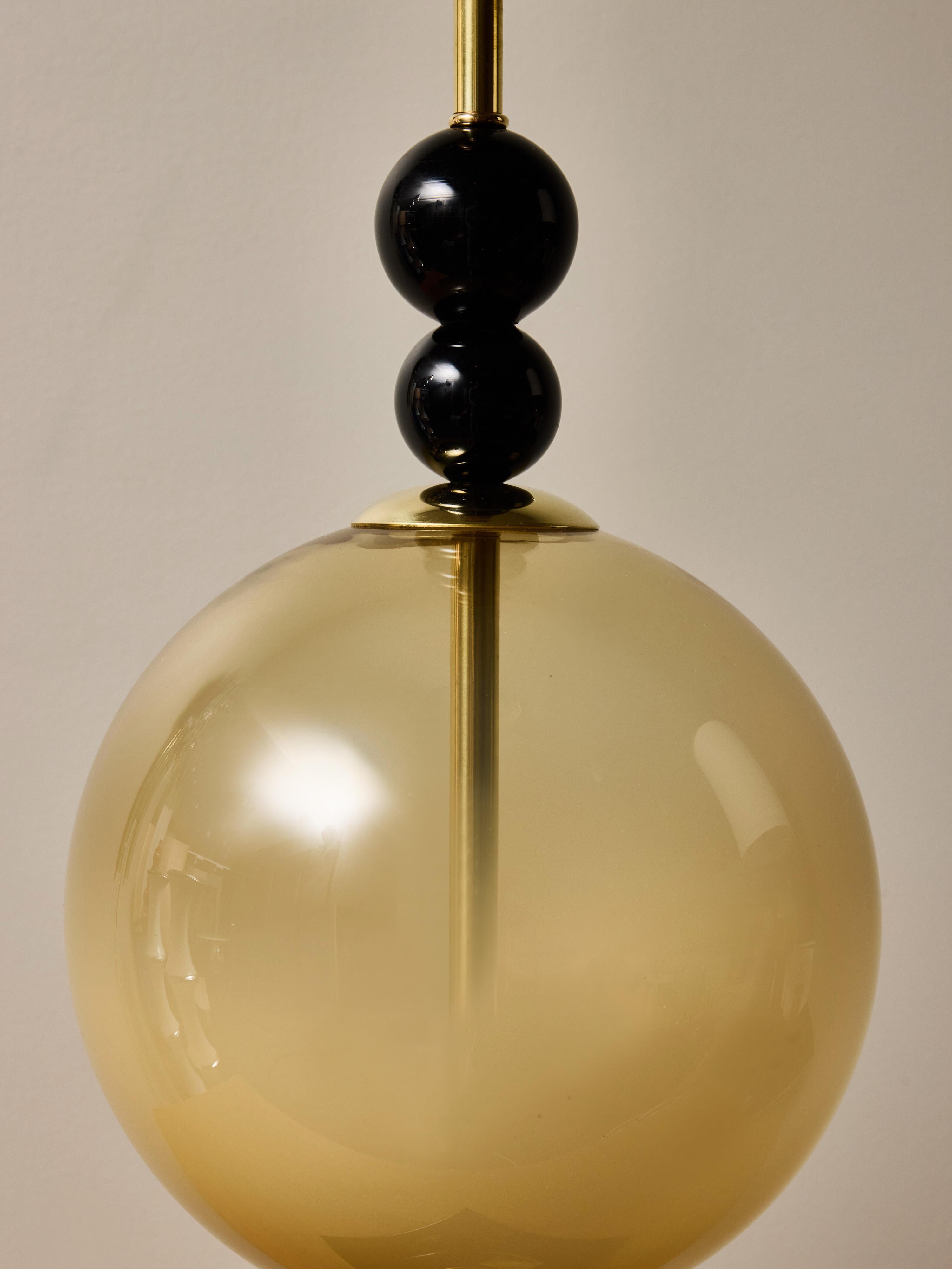 Paire de lampes de table modernes en verre fumé avec accents de sphères noires Neuf - En vente à Saint-Ouen, IDF