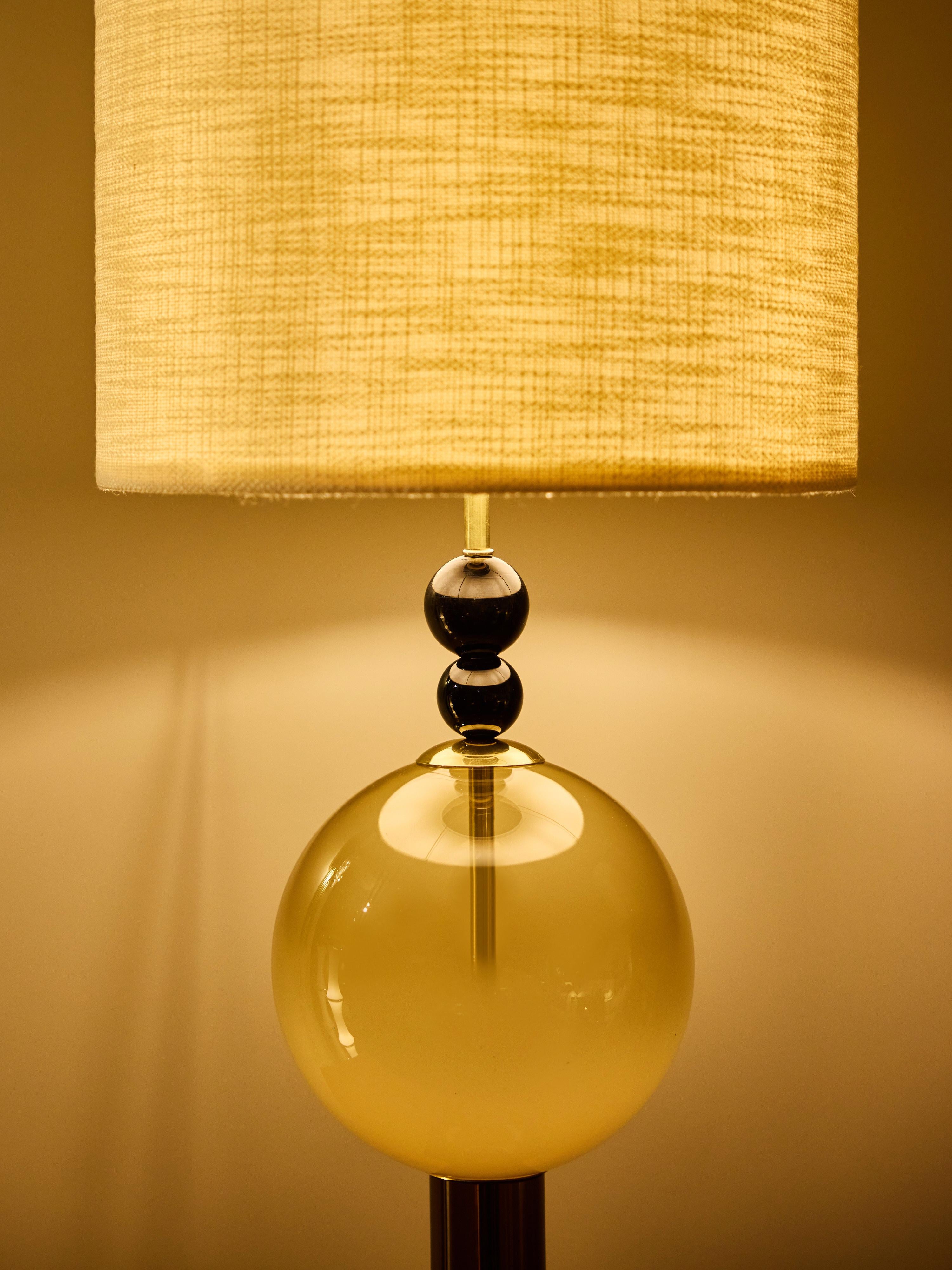 XXIe siècle et contemporain Paire de lampes de table modernes en verre fumé avec accents de sphères noires en vente