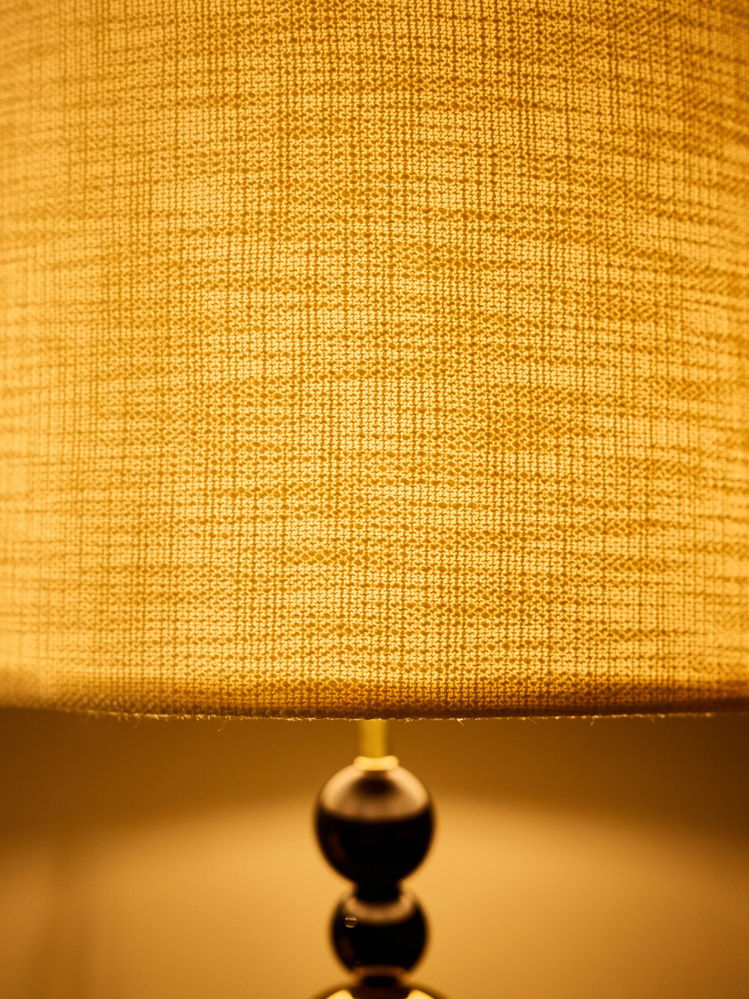 Laiton Paire de lampes de table modernes en verre fumé avec accents de sphères noires en vente