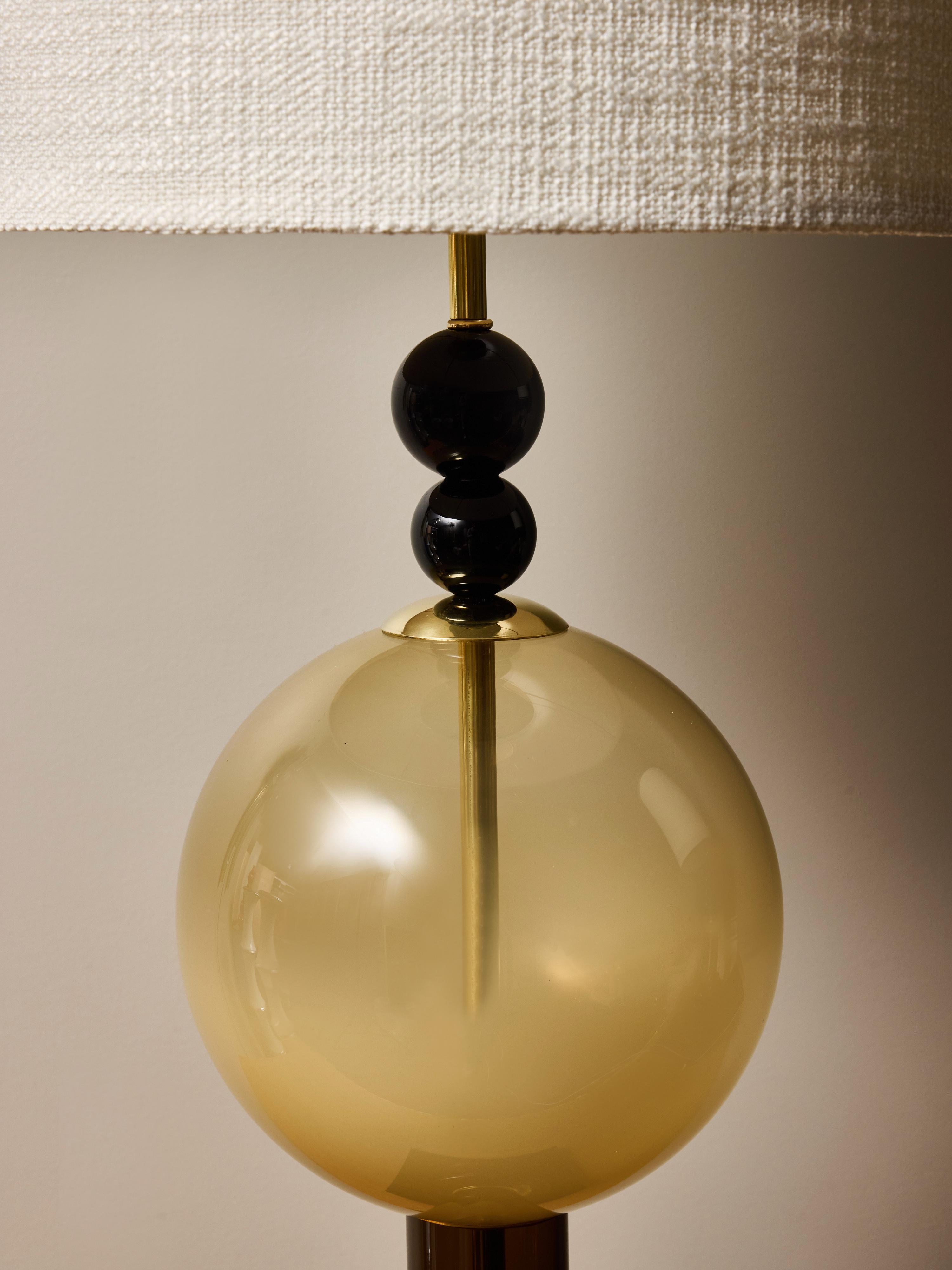 Paire de lampes de table modernes en verre fumé avec accents de sphères noires en vente 1