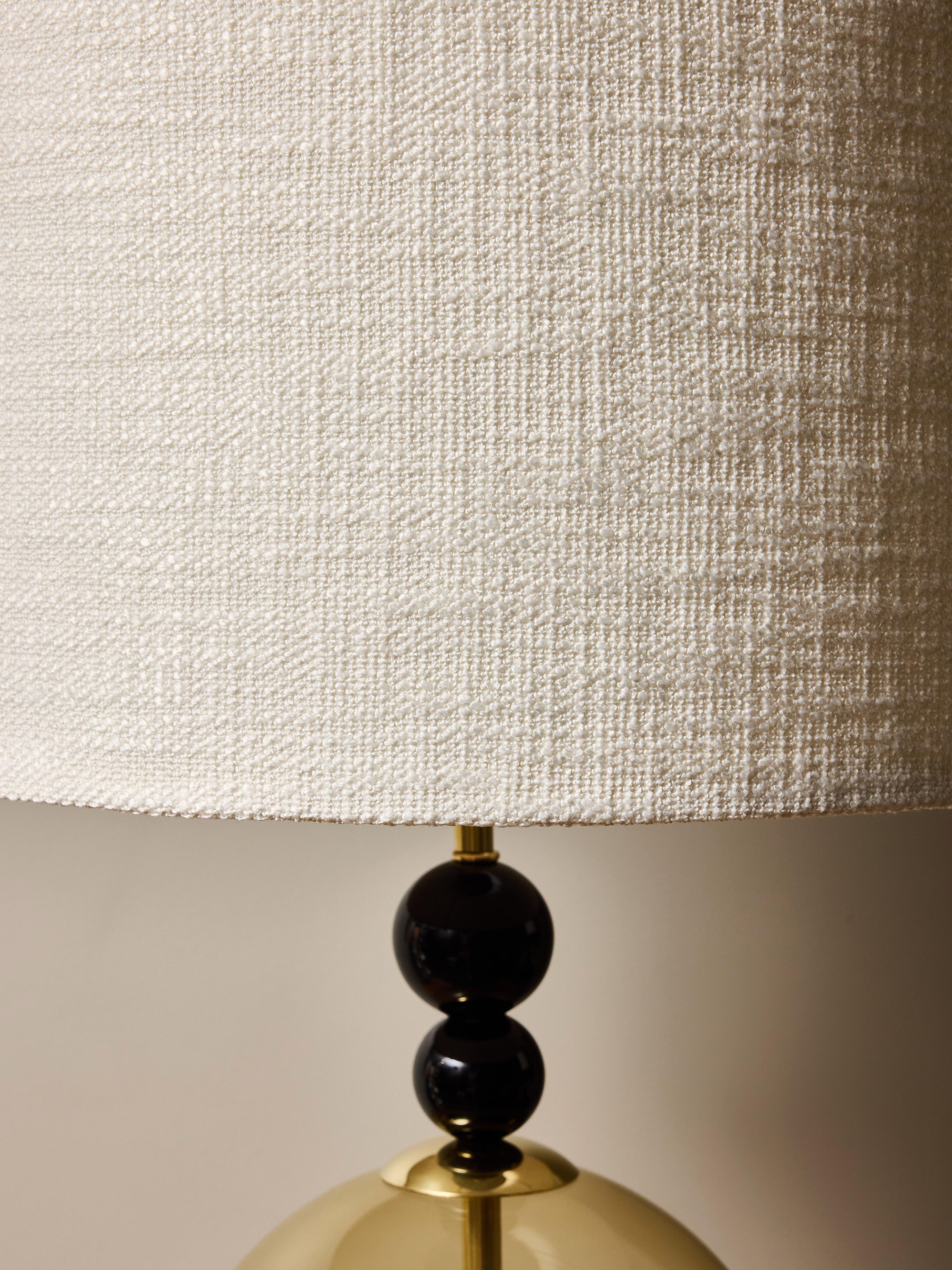 Paire de lampes de table modernes en verre fumé avec accents de sphères noires en vente 2