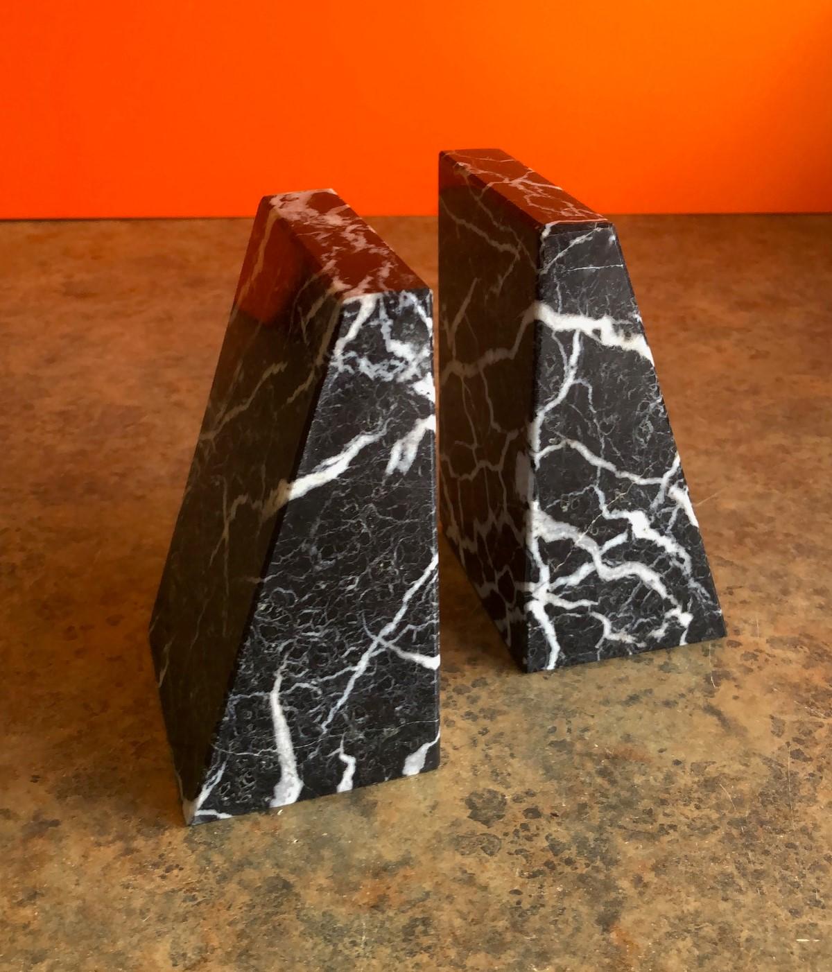 Nice pair of modernist solid marble bookends in black and white, circa 1980s. The pair has a sharp 