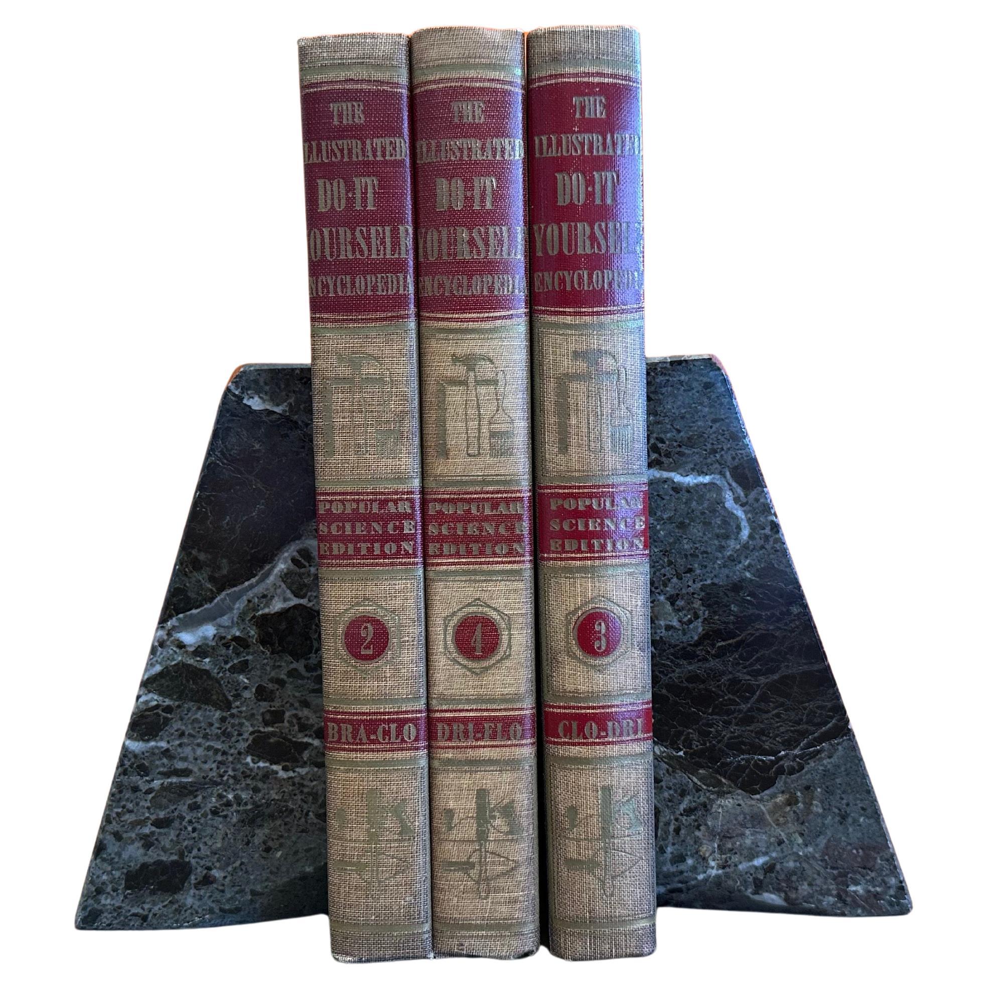 XX secolo Coppia di reggilibri modernisti in marmo massiccio di epoca Memphis con rari angoli smussati in vendita