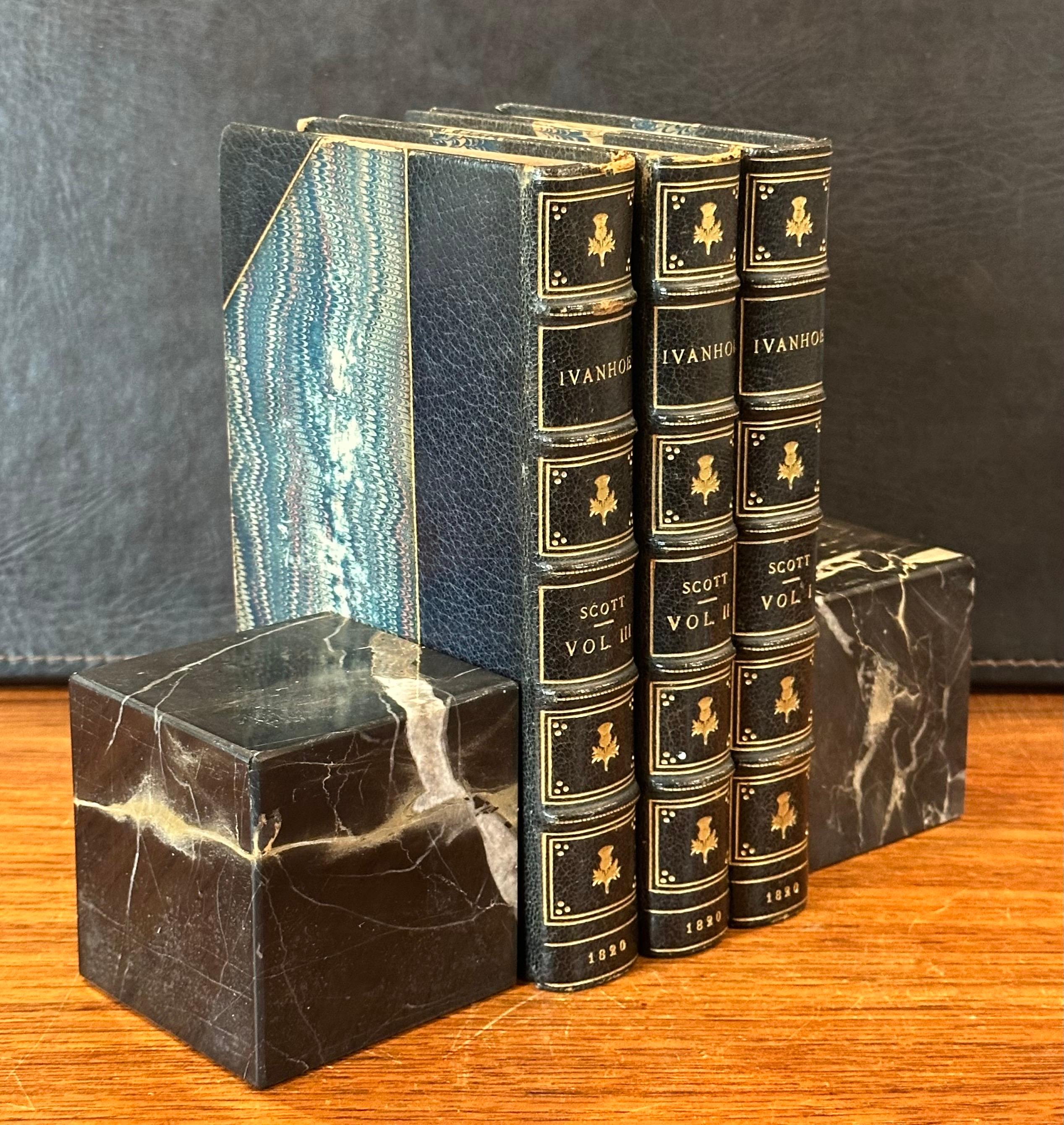 Paire de serre-livres cubiques en marbre massif moderniste  en vente 9