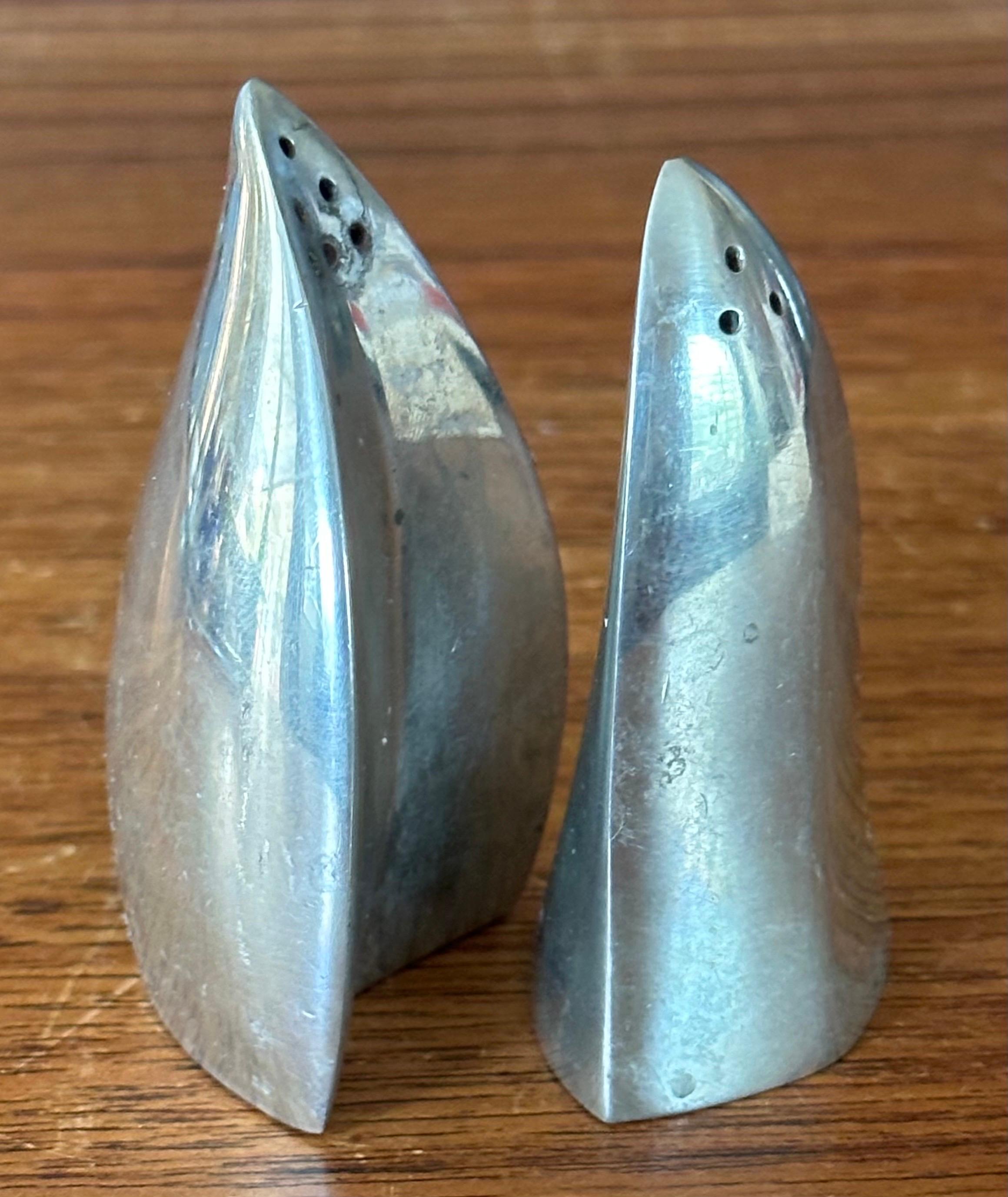 Pareja de saleros y pimenteros modernistas de acero inoxidable de Guy DeGrenne en venta 2