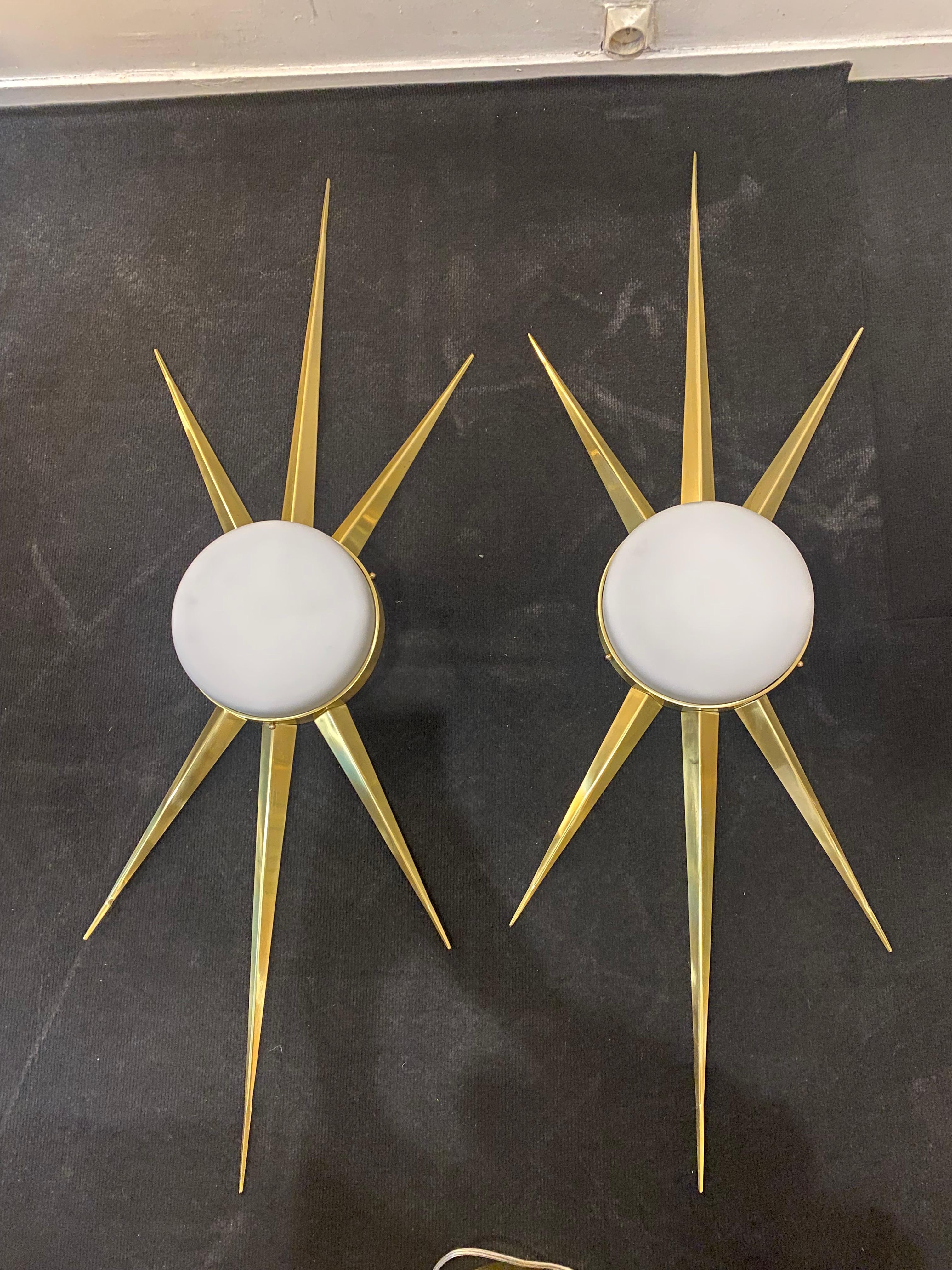 Pair of modernist star-shaped sconces in brass and hand-blown frosted Murano glass
Gilded brass and Murano glass in the style of Gio Ponti 
Circa 1970
Dimensions: h120x40cm

Price : 3500 € (€).