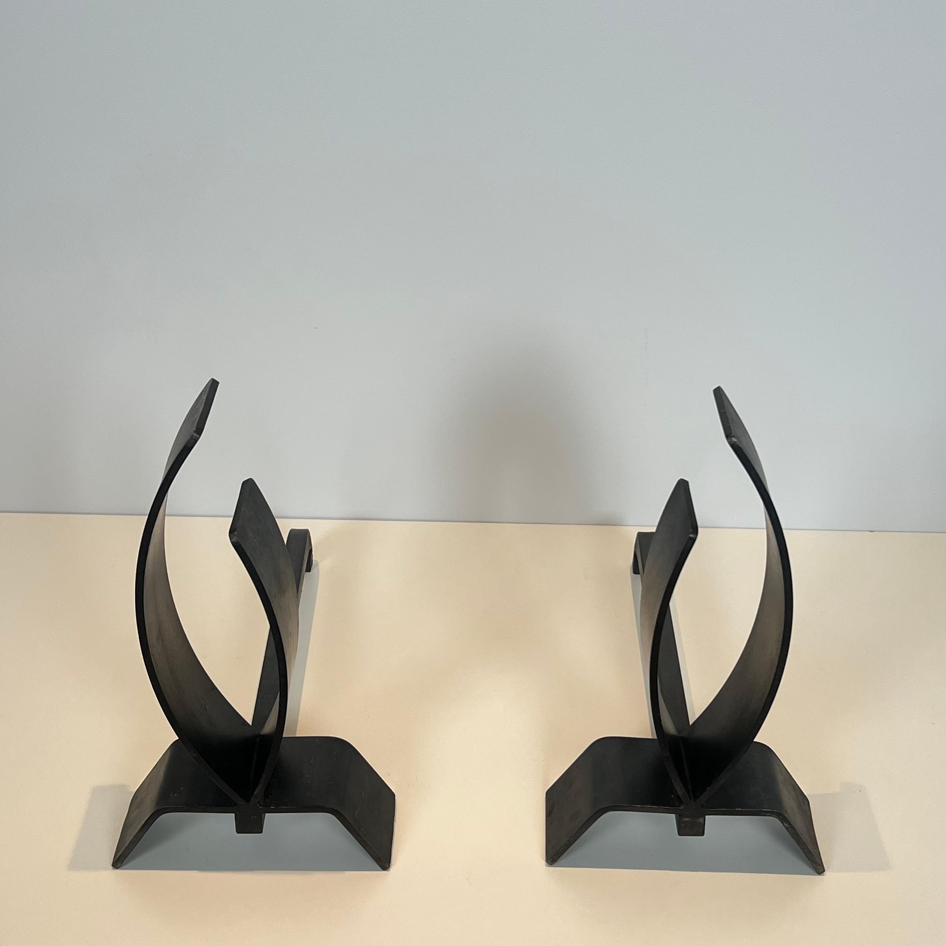 Mid-Century moderno Pair of Modernist Steel and Iron Andirons in vendita