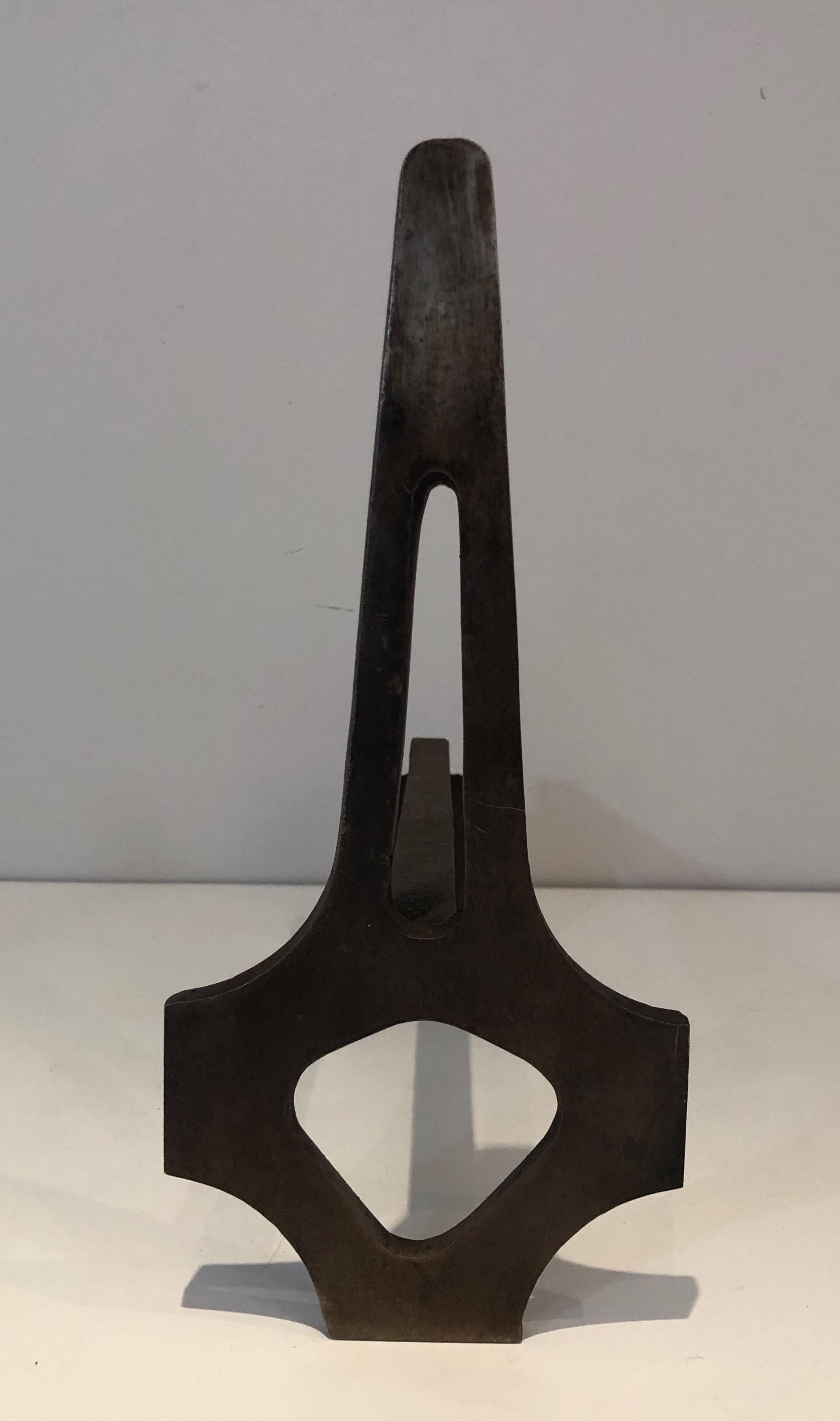 Pareja de morillos modernistas de acero y hierro forjado, franceses, circa 1970 en venta 1