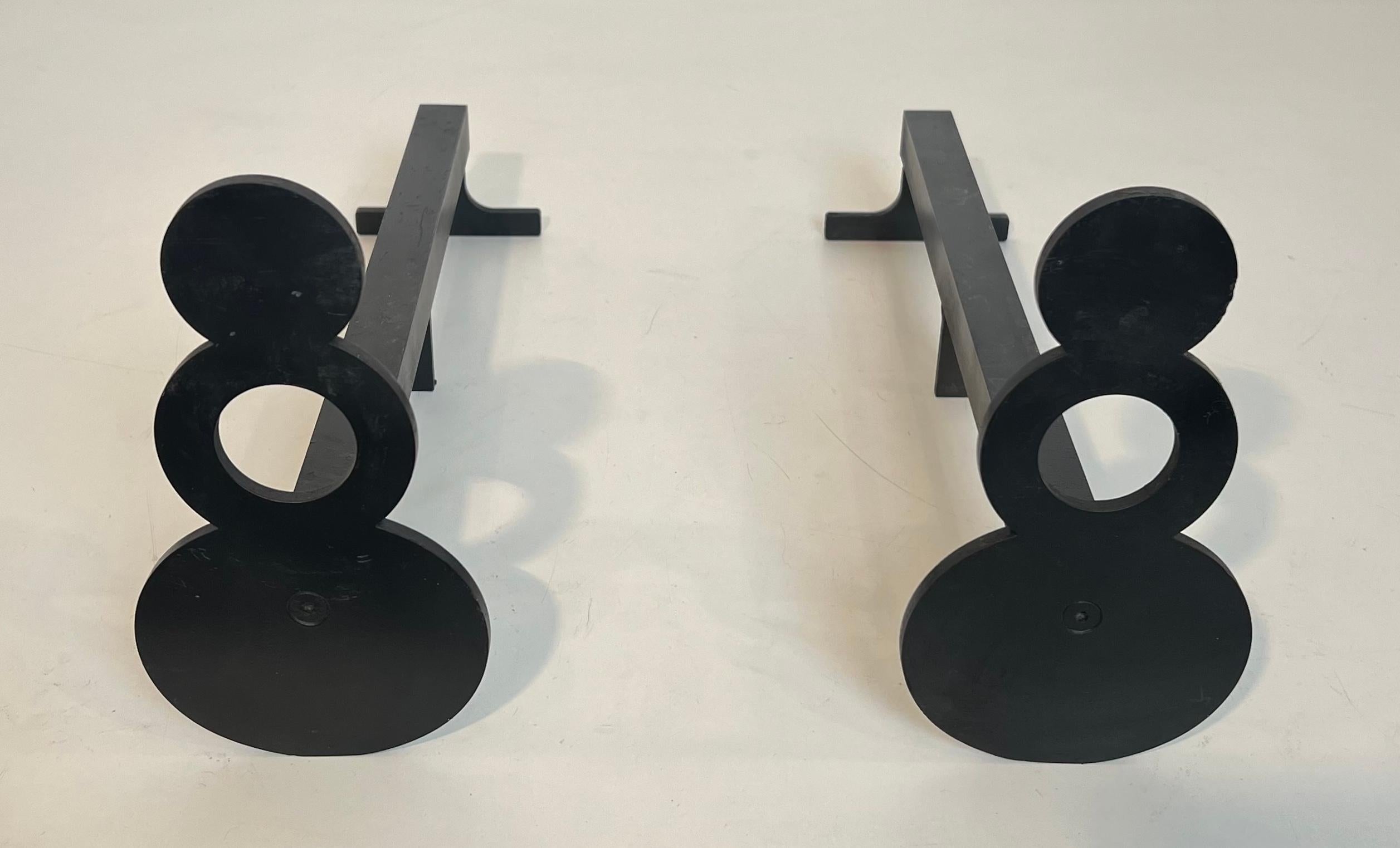 Dieses hübsche Paar modernistischer Andirons ist aus Stahl und Schmiedeeisen gefertigt. Dies ist ein französisches Werk. CIRCA 1980