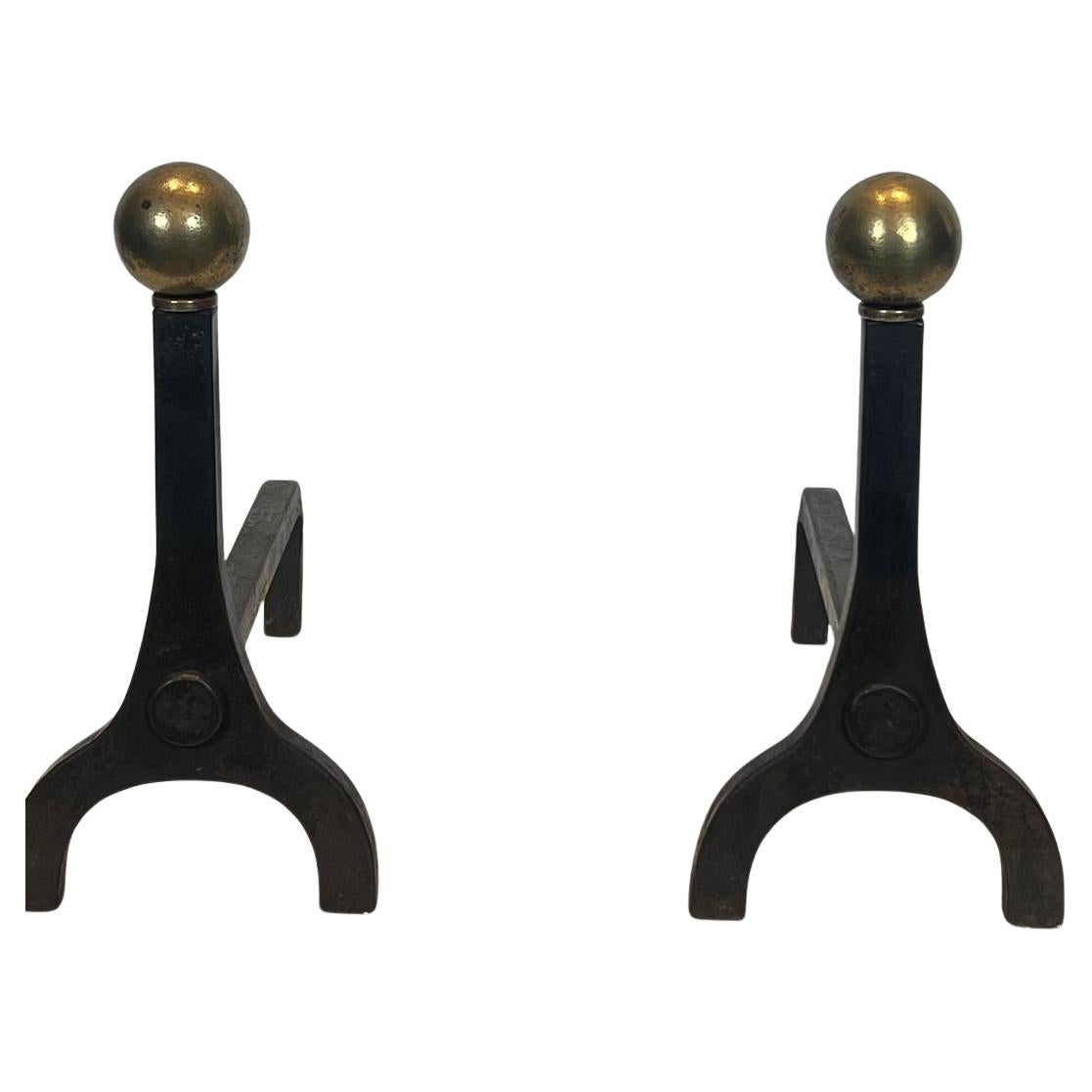 Paire de chenets modernistes en acier, fer et laiton attribués à Jacques Adnet