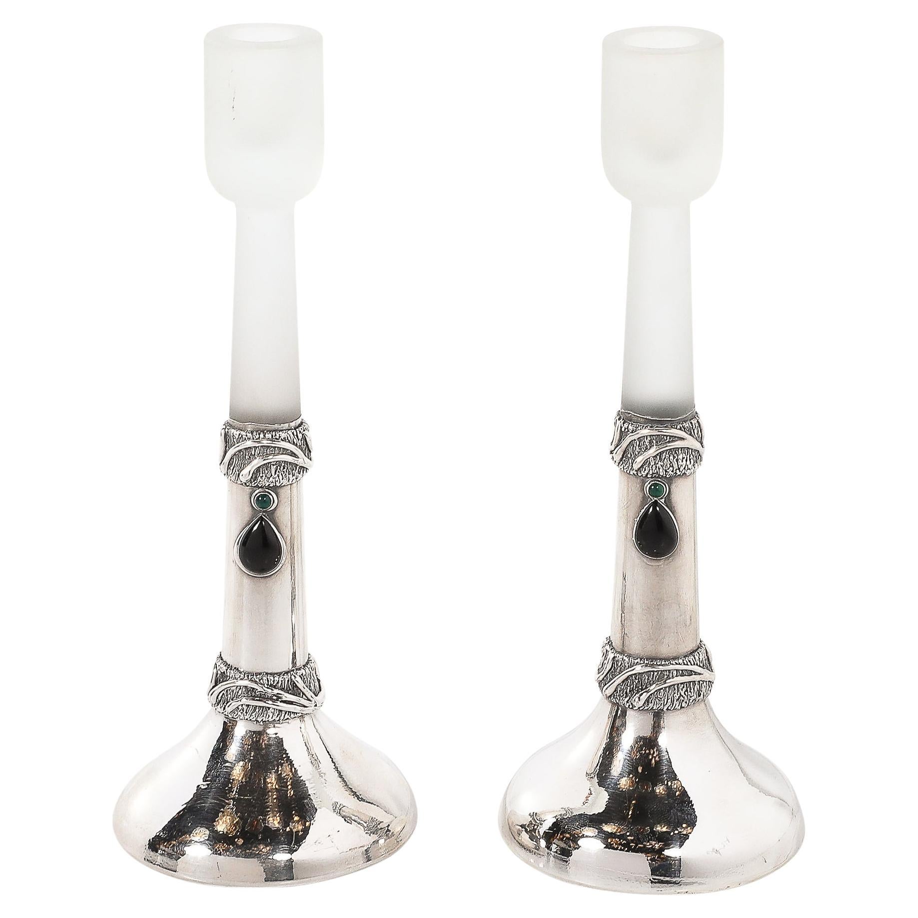 Paire de bougeoirs modernistes en argent sterling signé Domar