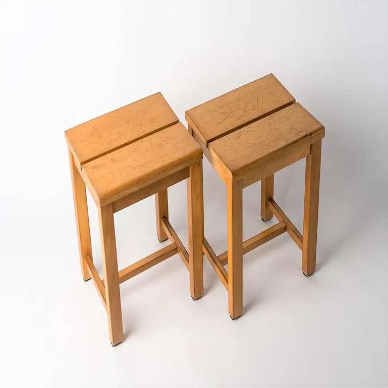 Elegantes Paar Hocker mit geteilten Latten; Ära Perriand. Aus der Residenz 