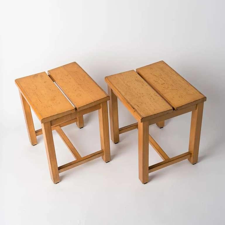 Ein Paar modernistische Hocker für die Residenz „Tetras“ in Savoie, Frankreich, 1960er Jahre (Französisch) im Angebot