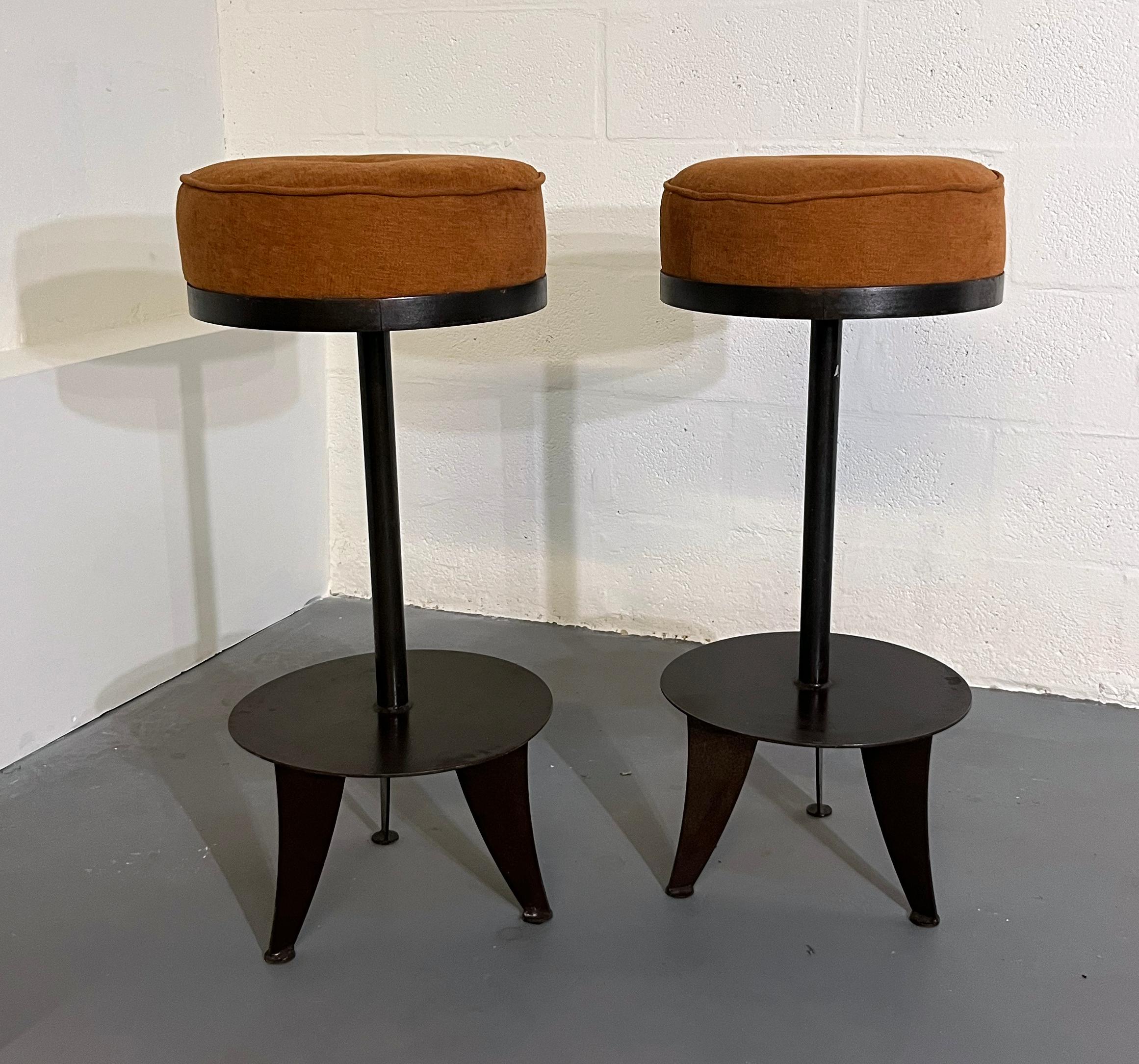 Elegante y escultural pareja de taburetes modernistas, Europa, hacia la década de 1970.
Cada taburete tiene una base metálica de estilo trípode con patas cónicas, que sostiene un elemento de disco circular que se transforma en un vástago central.