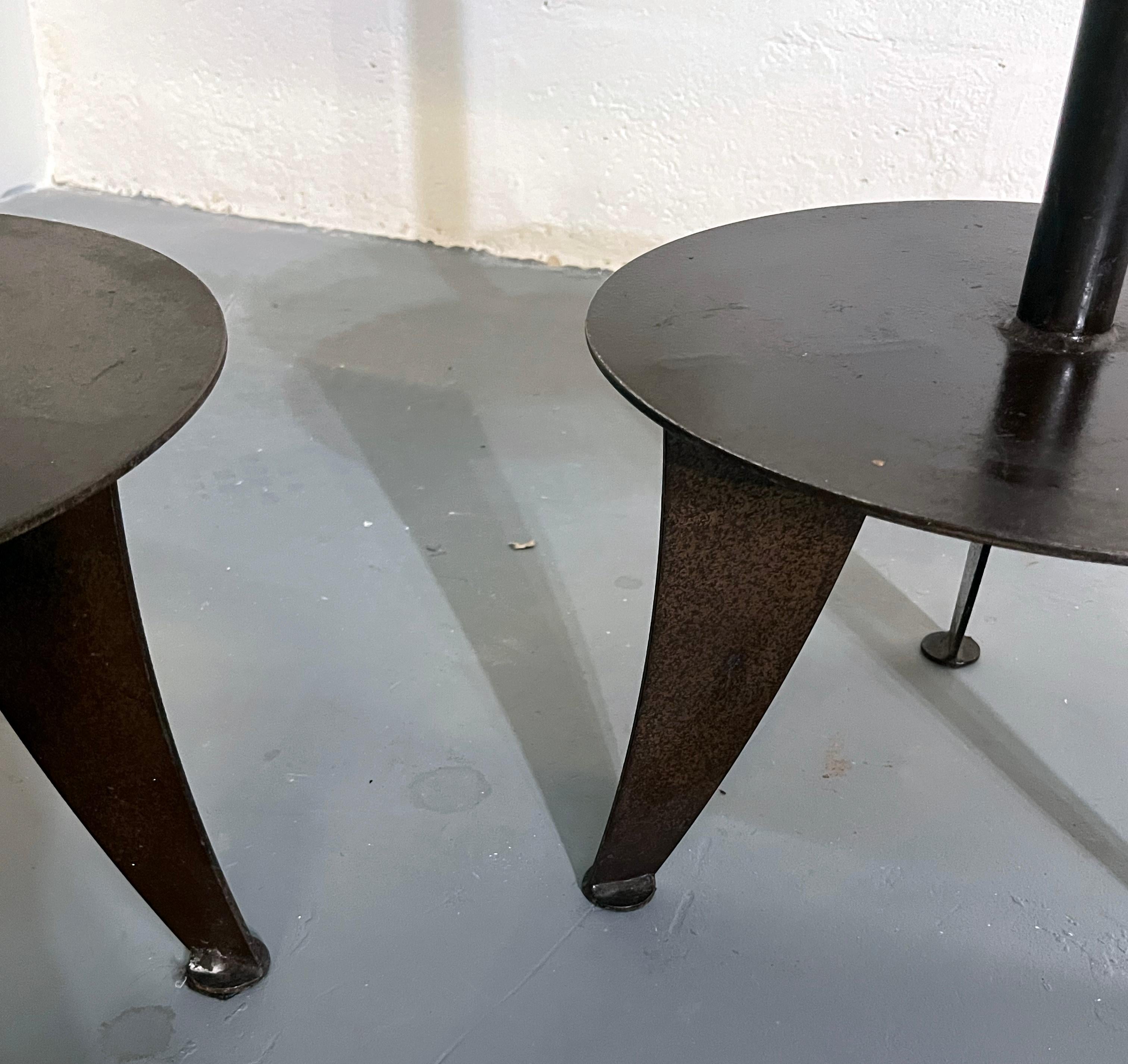 Pareja de taburetes modernistas con base metálica y asiento tapizado, años 70 Moderno de mediados de siglo en venta