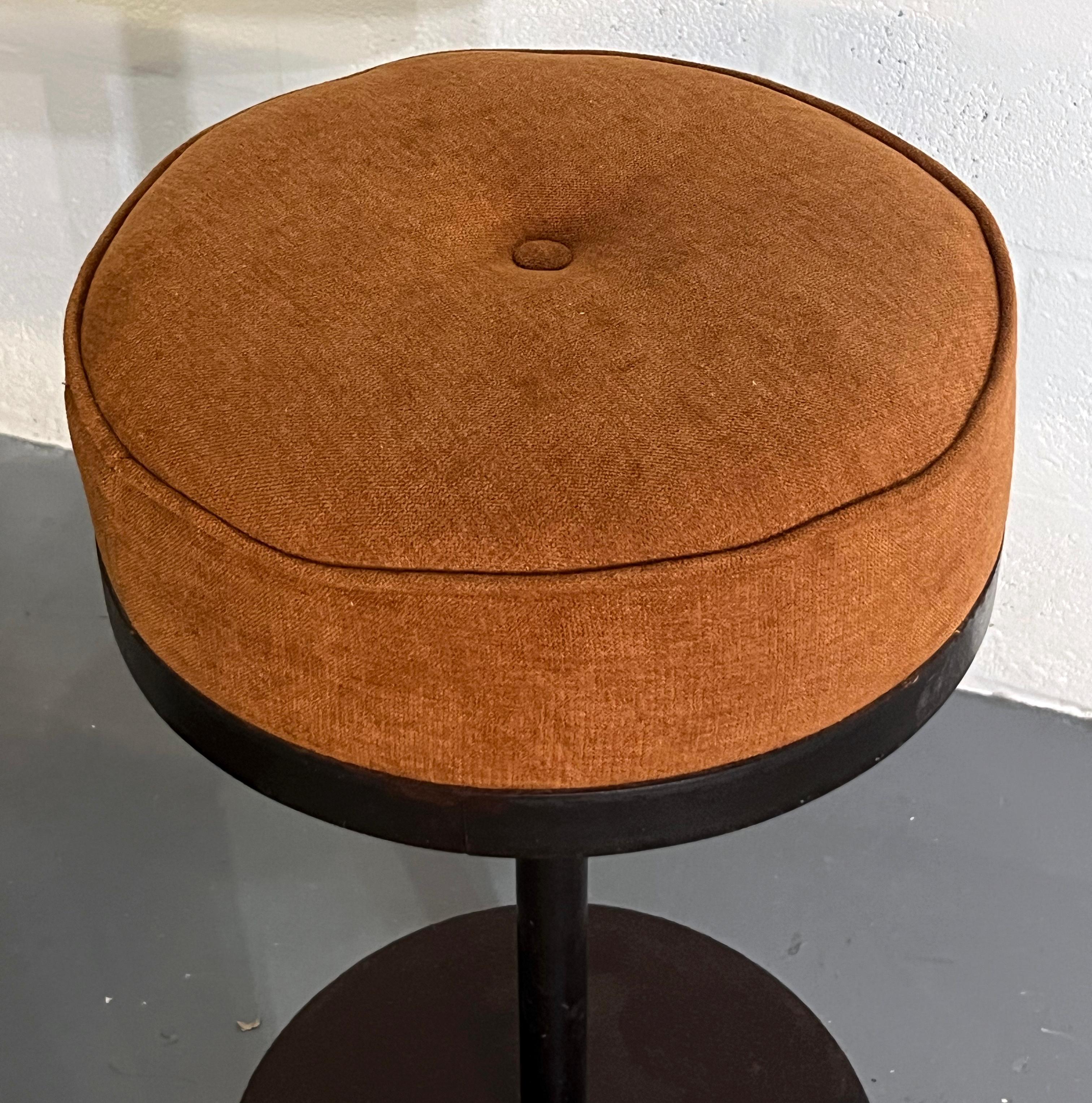 Pareja de taburetes modernistas con base metálica y asiento tapizado, años 70 Europeo en venta