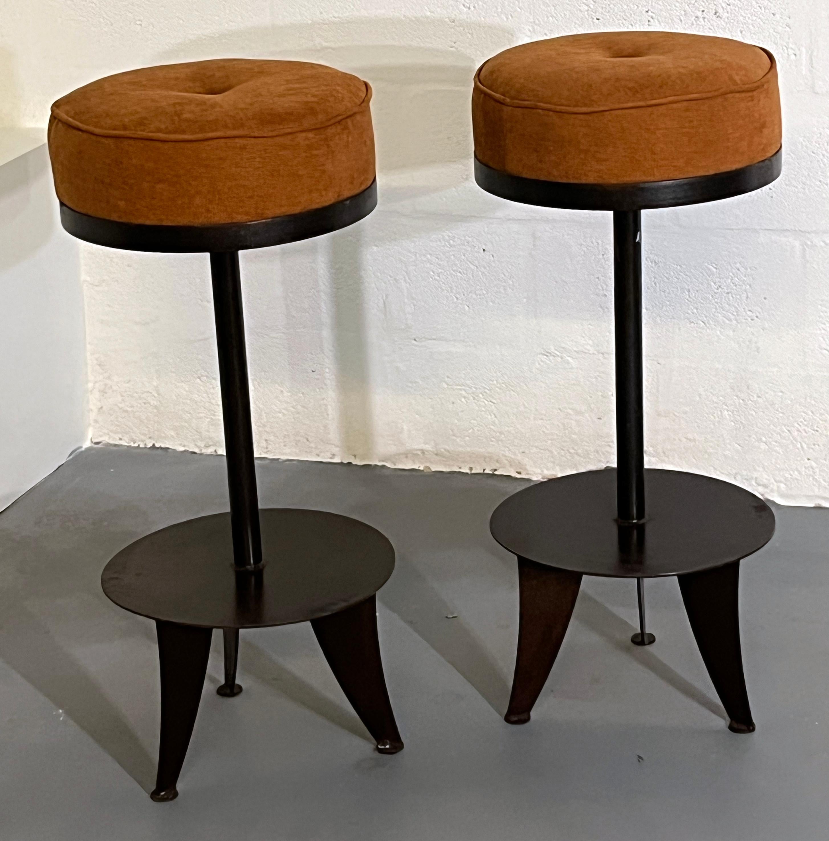 Pareja de taburetes modernistas con base metálica y asiento tapizado, años 70 en Bueno estado para la venta en Miami, FL