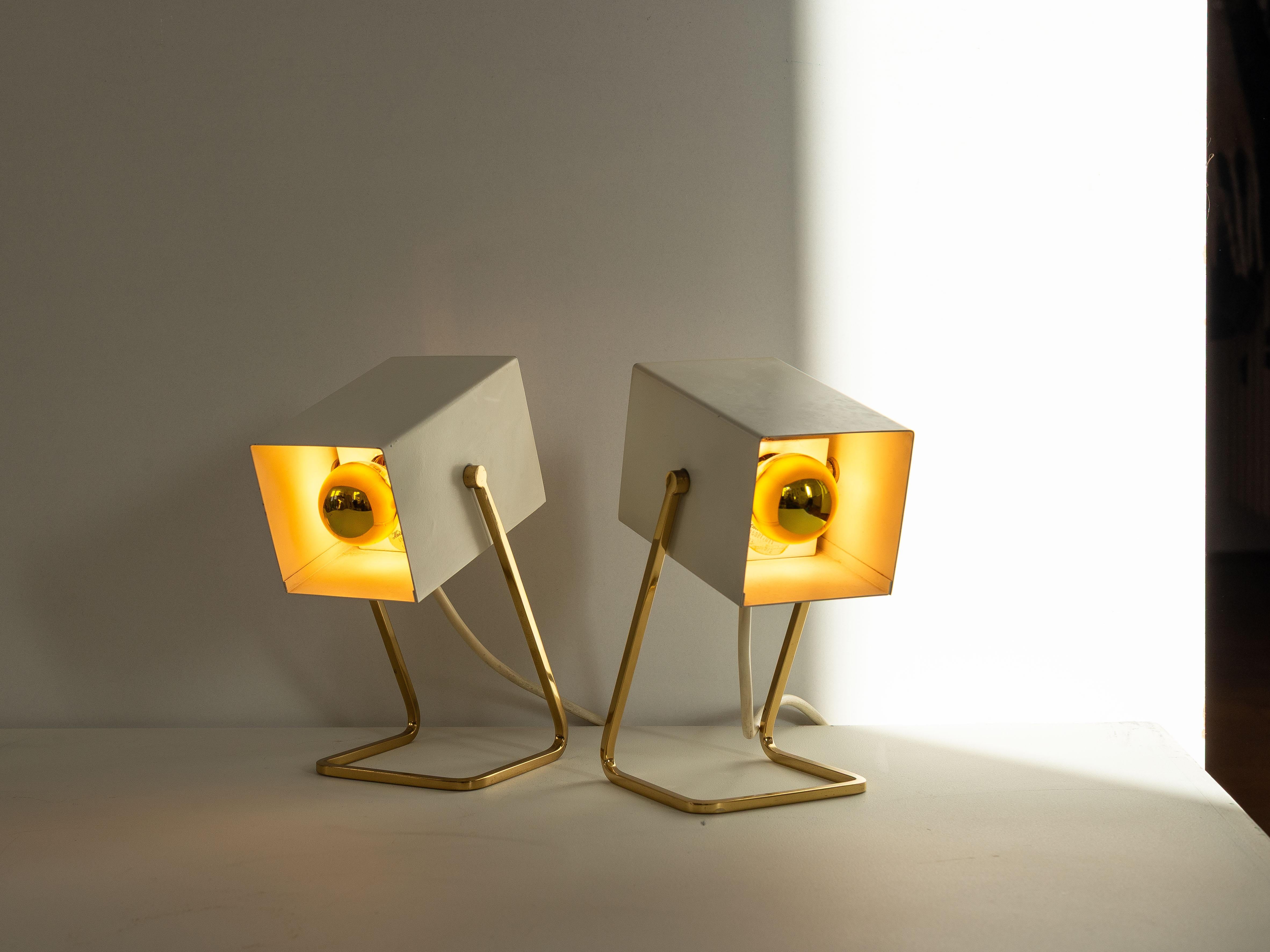 Paar modernistische Tischlampen - Schreibtischlampen Kaiser Leuchten - Messing & Metall 1960s

2er-Set Kaiser Leuchten Modell 45097 aus der Mitte des Jahrhunderts aus Messing und weiß lackiertem Metall. 

Elegantes, minimalistisches Design,