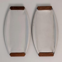 Juego de dos bandejas modernistas de Tapio Wirkkala en alpaca y teca, TW 225, década de 1960