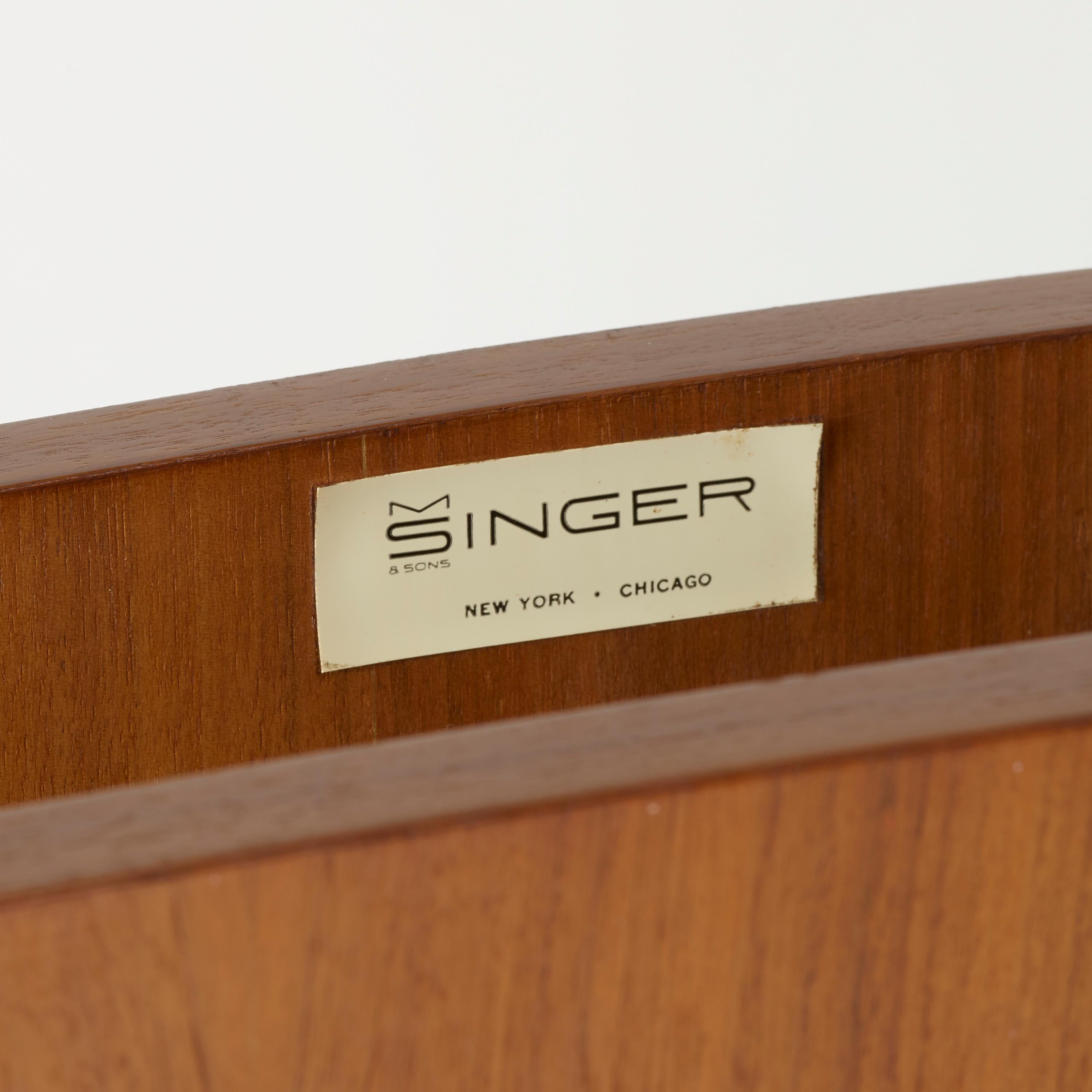 Américain Paire de tables d'appoint modernistes en teck de M. Singer & Sons en vente