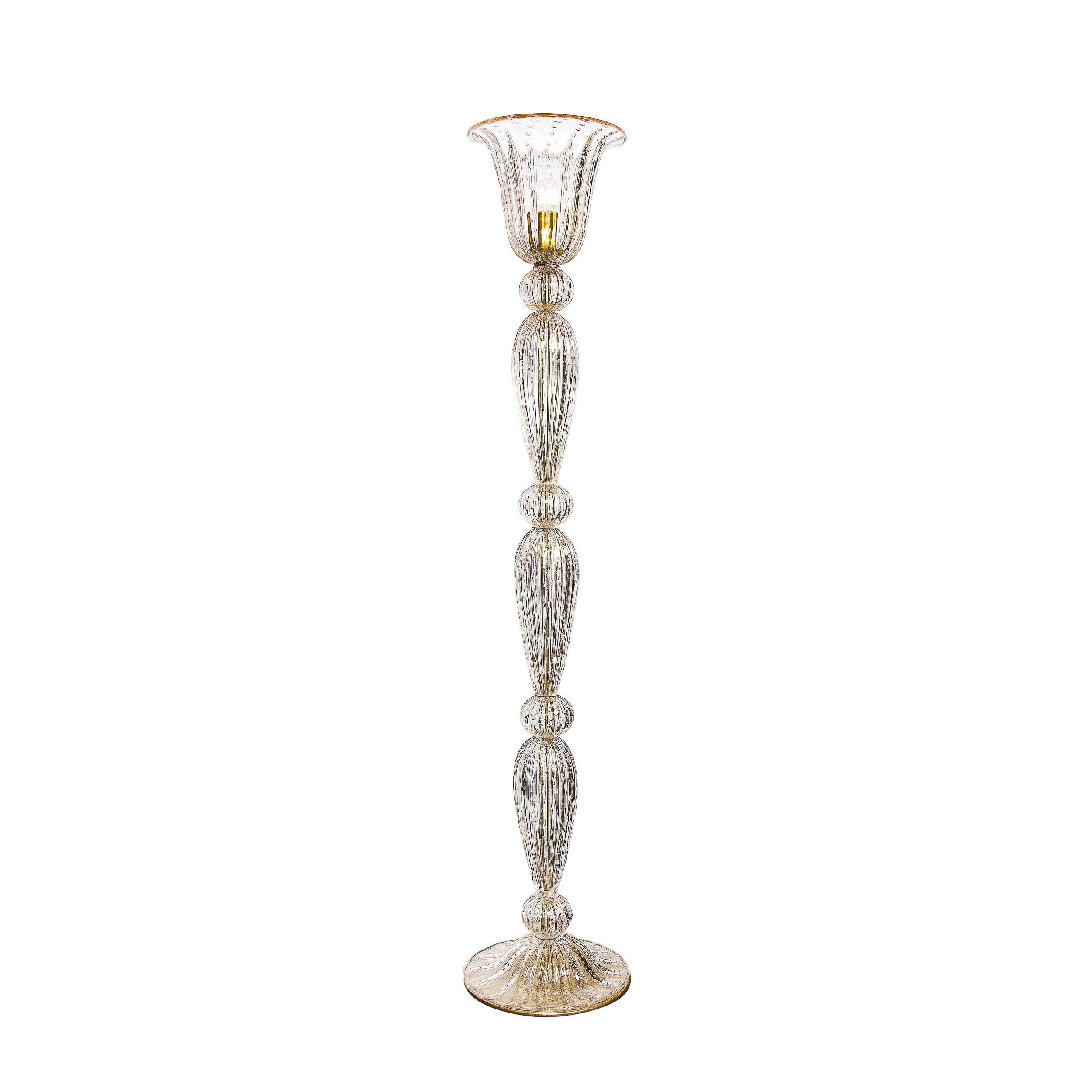Cette étonnante paire de torchères monumentales a été conçue par High Style Deco et soufflée à la main à Murano, en Italie - l'île située au large de la côte de Venise, réputée pour sa production de verre de qualité supérieure. Les torchères